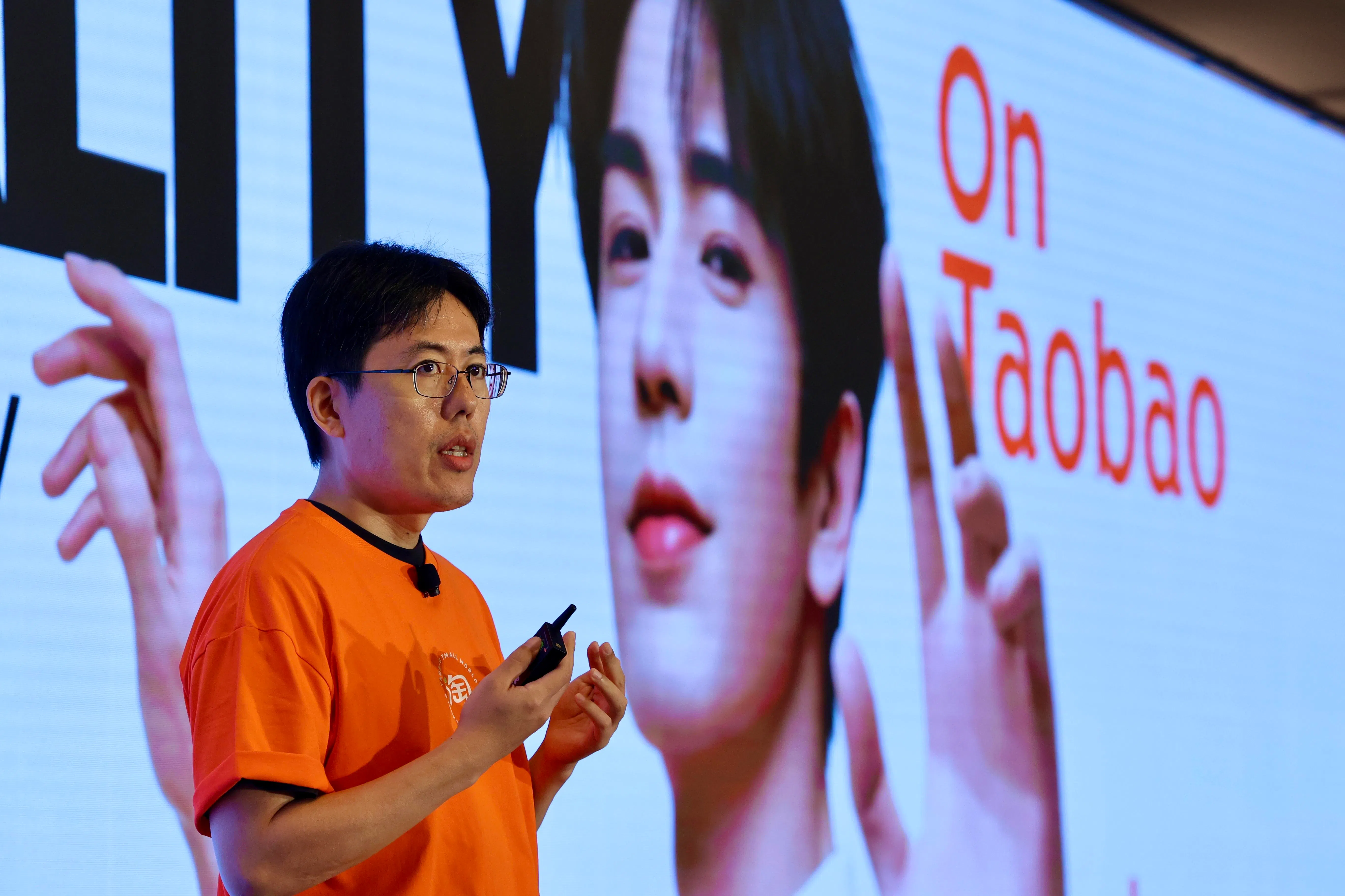 叶剑秋说：“淘宝的品牌核心价值，是建立在超过30亿件高品质跨境商品存库上的。这次启动的六大用户体验升级工程，将从品质、特色、价格与服务四大维度供货给体系、平台功能迭代、旗下的‘Discover’好点频道、AI导购深度应用等，对境外用户下单的每个环节进行全面升级。”（邝启聪摄）