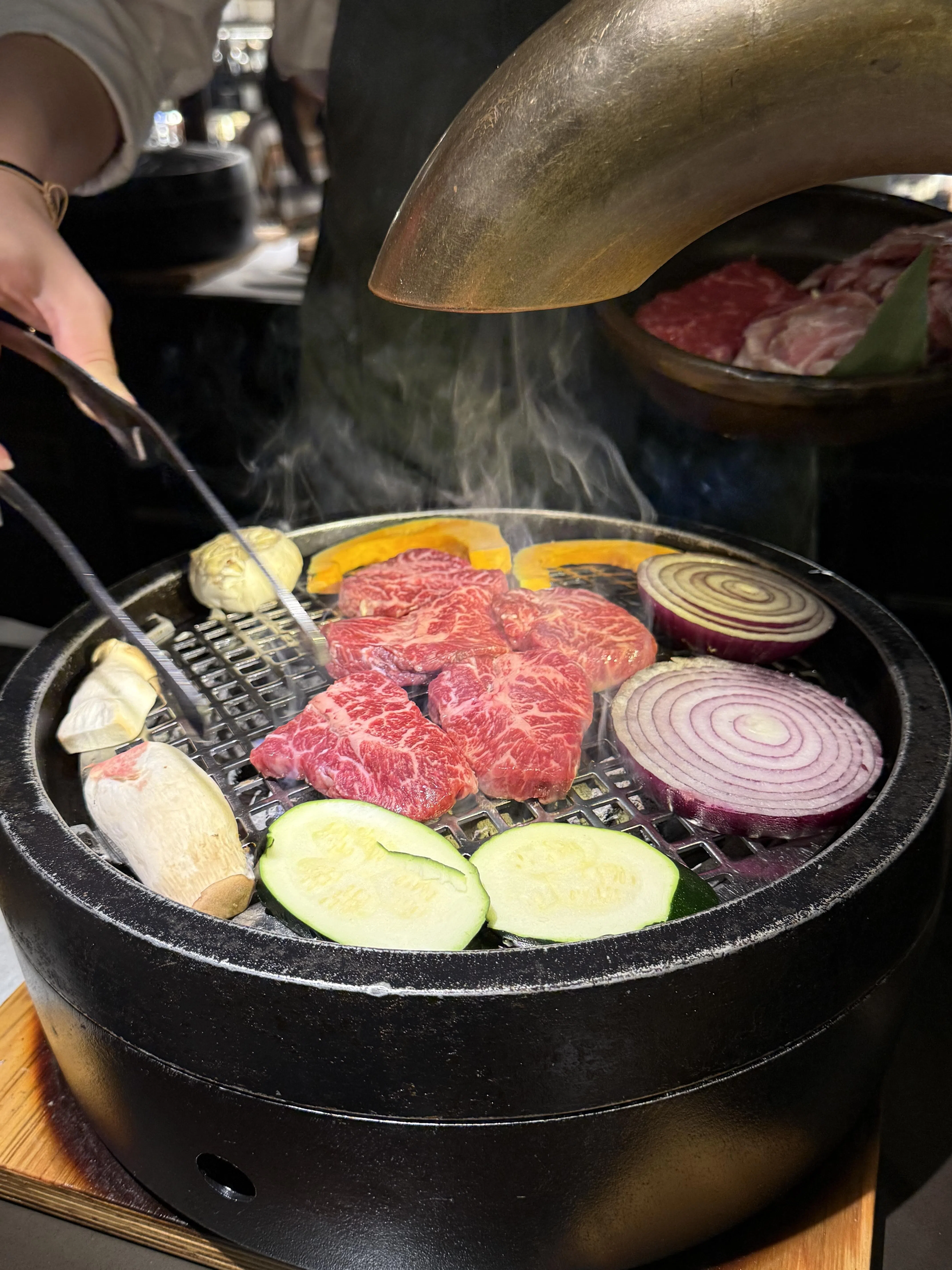 炭火让牛肉外层缓缓收紧，肉汁被牢牢锁在内部。（叶晓虹摄）