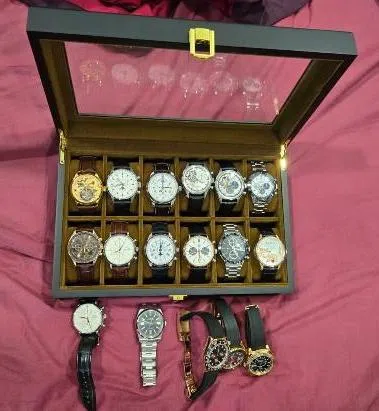 警方在执法行动中起获18支名表。（新加坡警察部队提供）