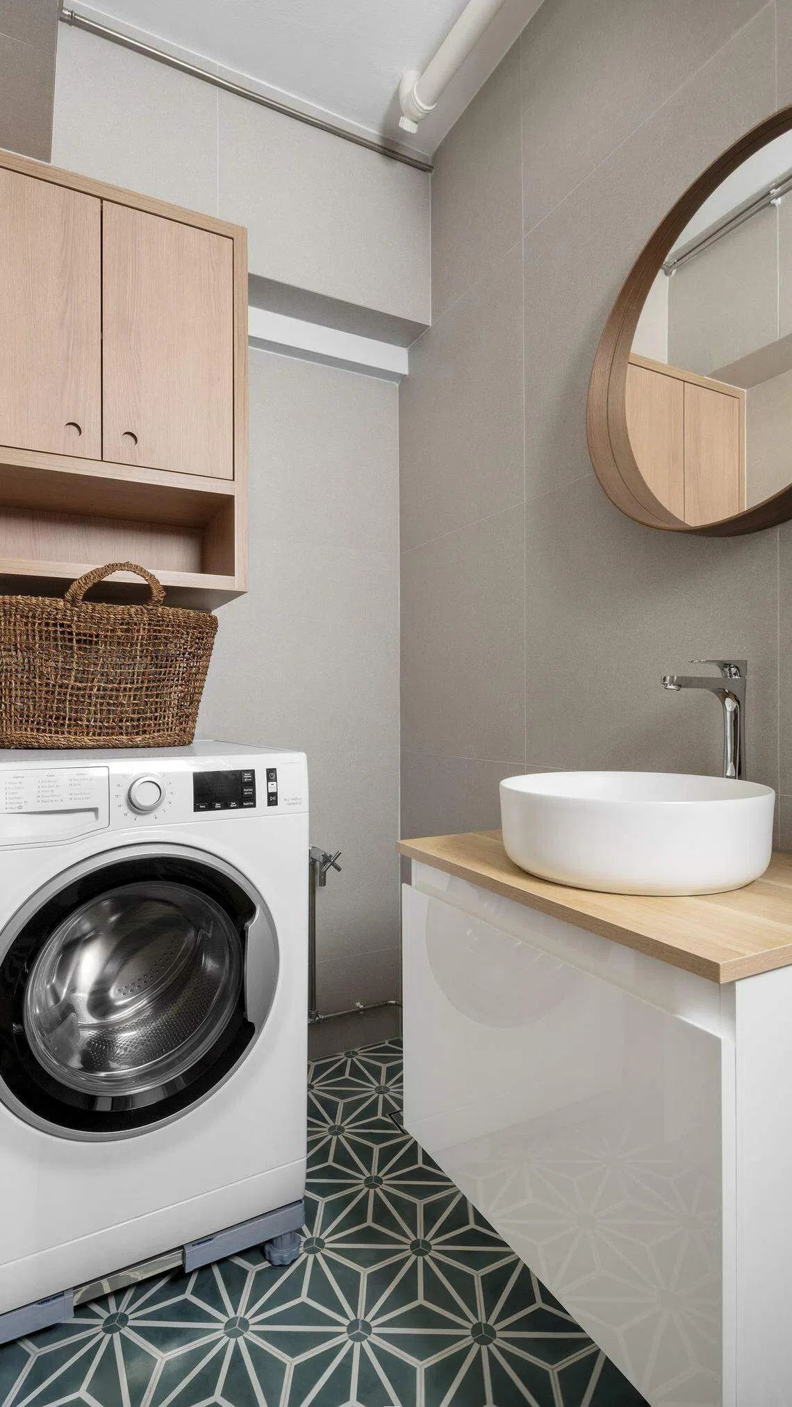 广东民楼单位的共用浴室，腾出洗衣机空间。（Capture A Life Studio提供）