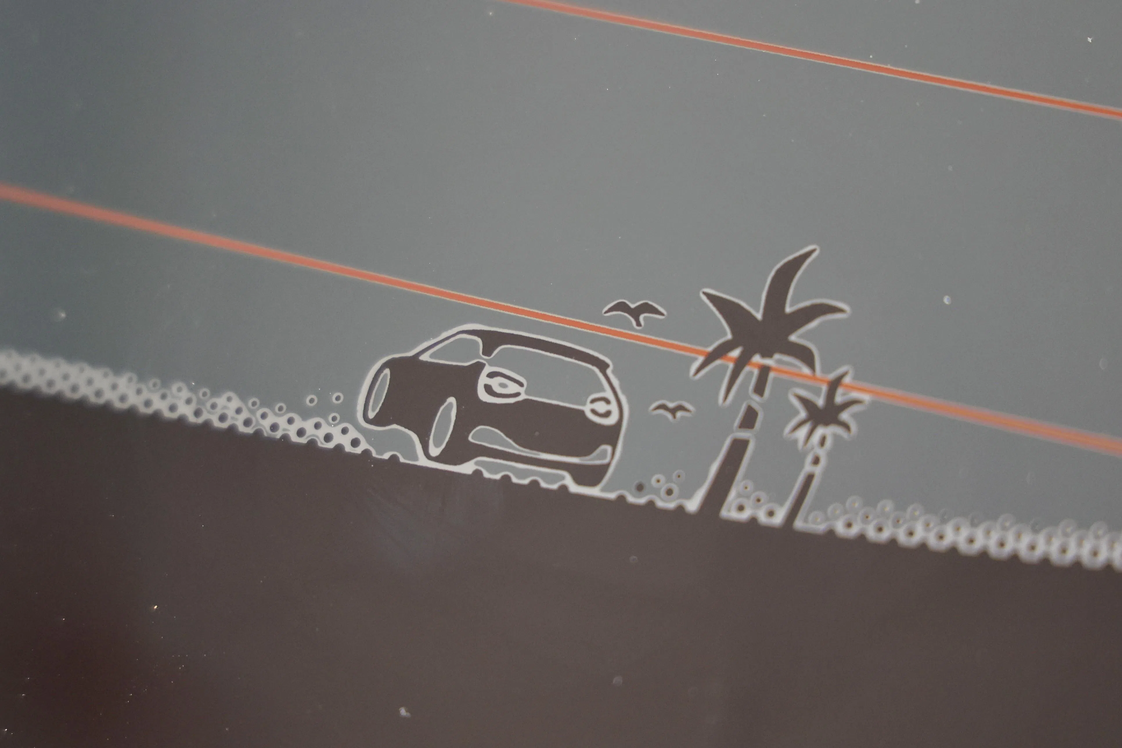 后挡风玻璃加入椰子树、小鸟和车辆元素，营造悠闲热带风。（陈斌勤摄）