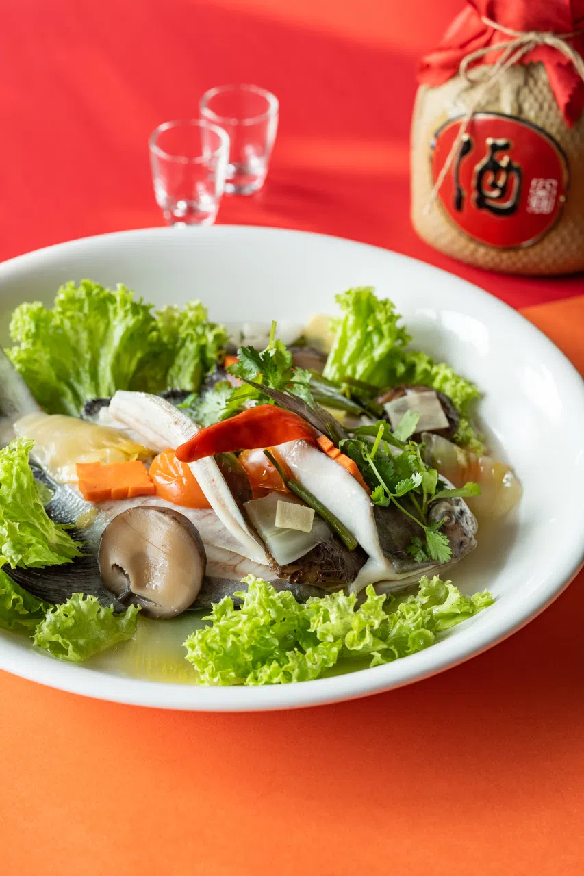 深利美食馆的潮蒸斗鲳鲜甜肉滑，让人回味。（餐馆提供）