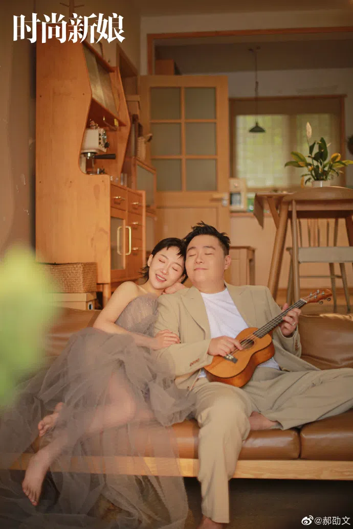 郝劭文（右）和未婚妻闭眼听着吉他。（取自微博）
