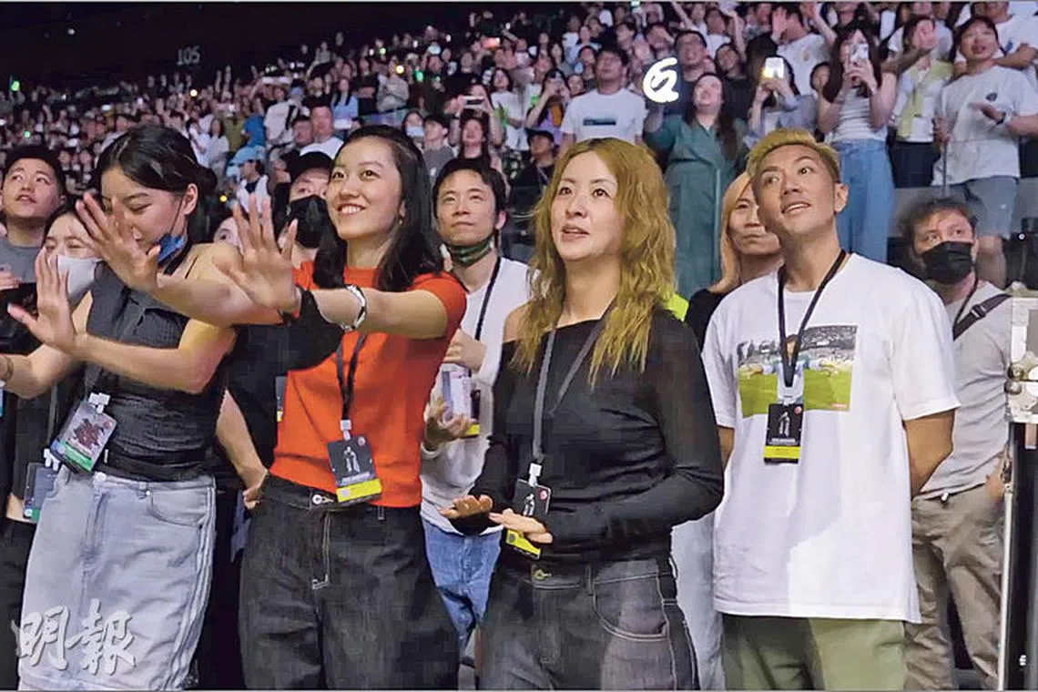 刘浩龙（右起）、徐濠萦与女儿陈康堤在台下看得投入。（互联网）