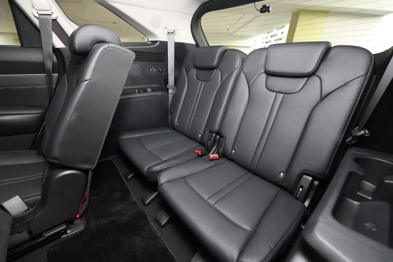 第三排座位空间局促，较适合儿童或身材娇小的成人使用。（唐家鸿摄）