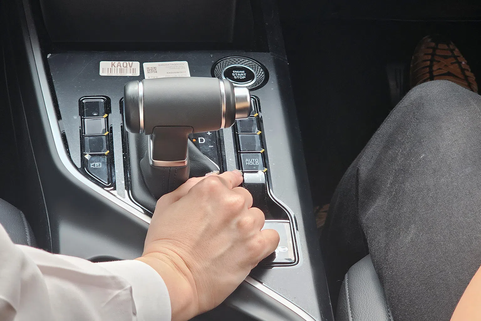 只需在第一次停车时激活自动驻车功能，驾驶者无需一直踩着制动器，车子也不会移动。（图/新报业媒体）