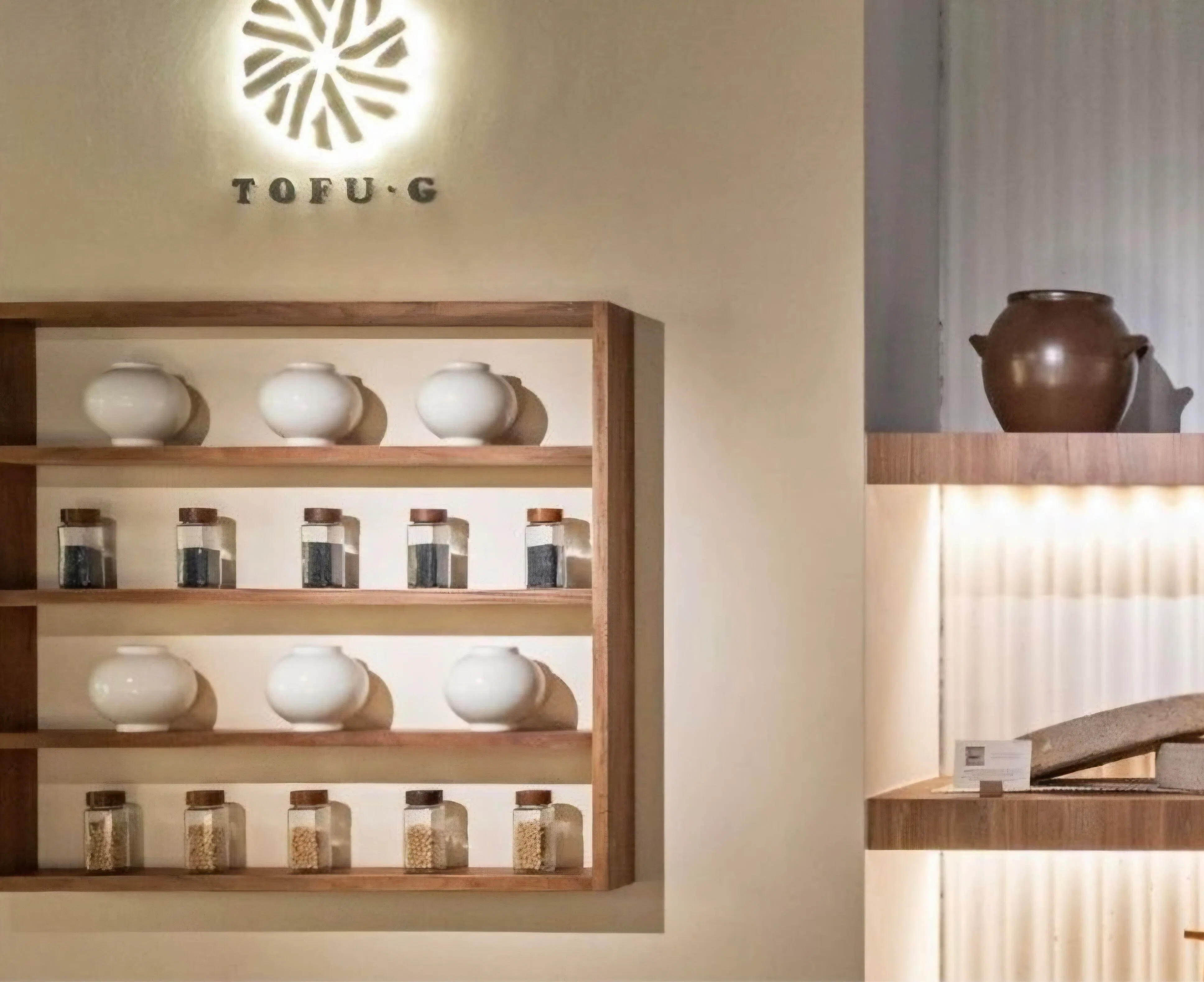 店面装潢受韩国工坊启发，采用天然质感和温暖色调。（品牌提供）