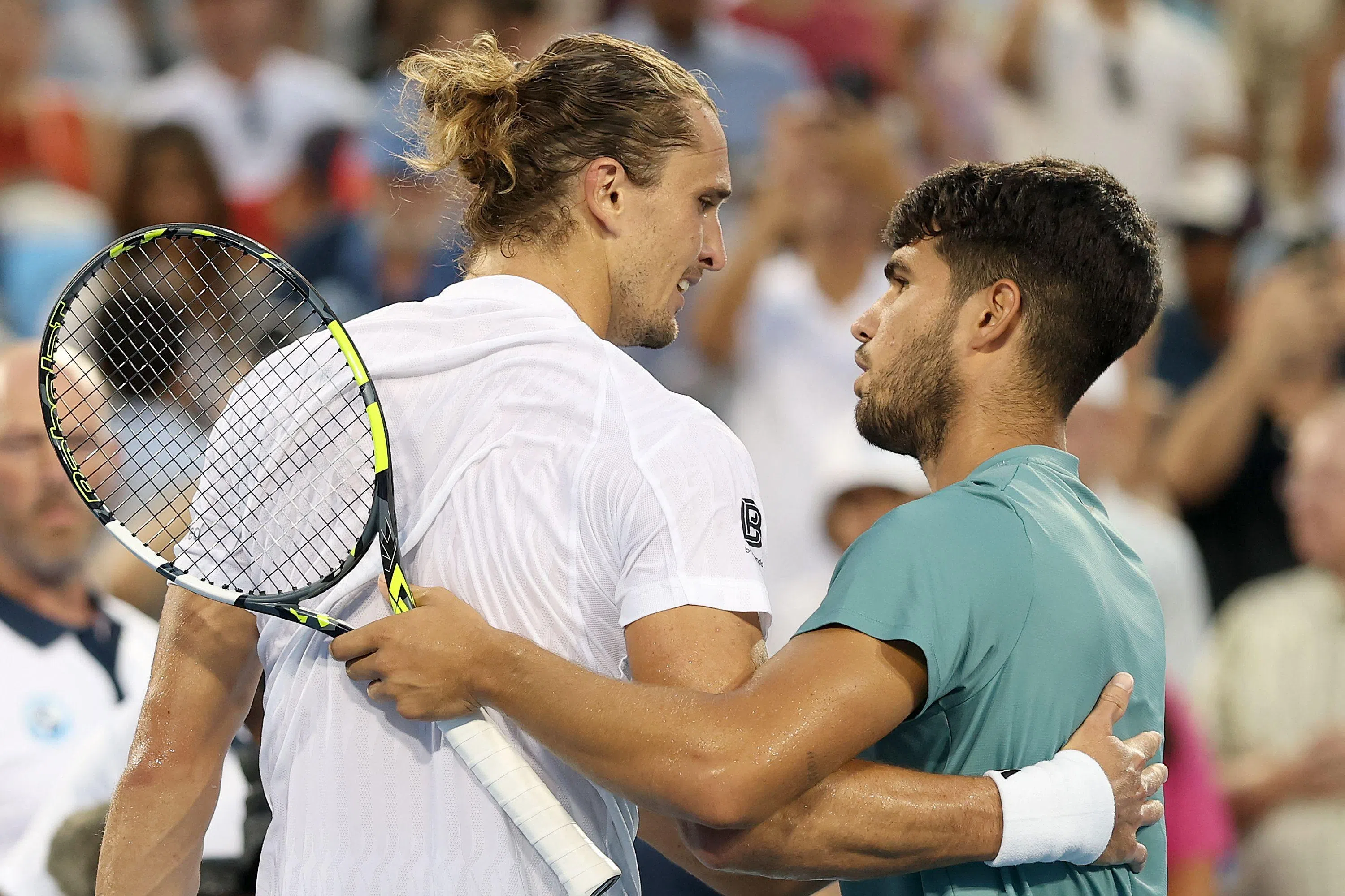 兹维列夫（左）身体不适无法发挥应有的水准，阿尔卡拉斯祝他早日康复。（法新社）