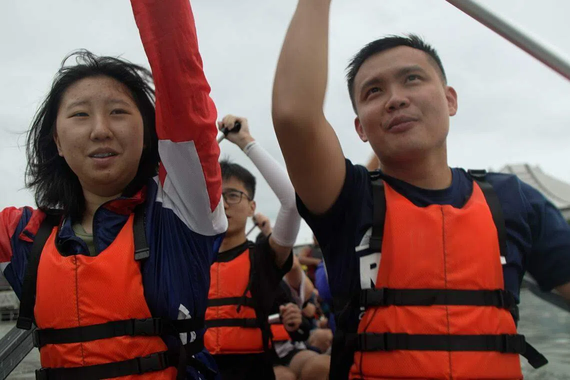 14岁的王玉君（左）与监护人蓝云澳一同划龙舟。（视频截图）