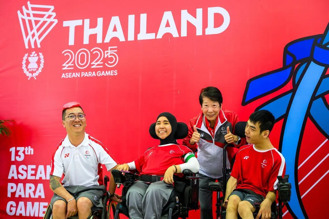 （前排左起）摘得男子个人赛BC1级金牌的陈威强、努鲁拉西卡和颜恺宏包揽了本届我国硬地滚球队的所有金牌。他们也和新加坡全国残奥理事会会长张许淑敏博士（中右）一同合影留念。（新加坡体育理事会提供）