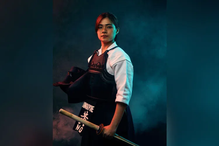 白衣天使下班后练习剑道磨炼心志