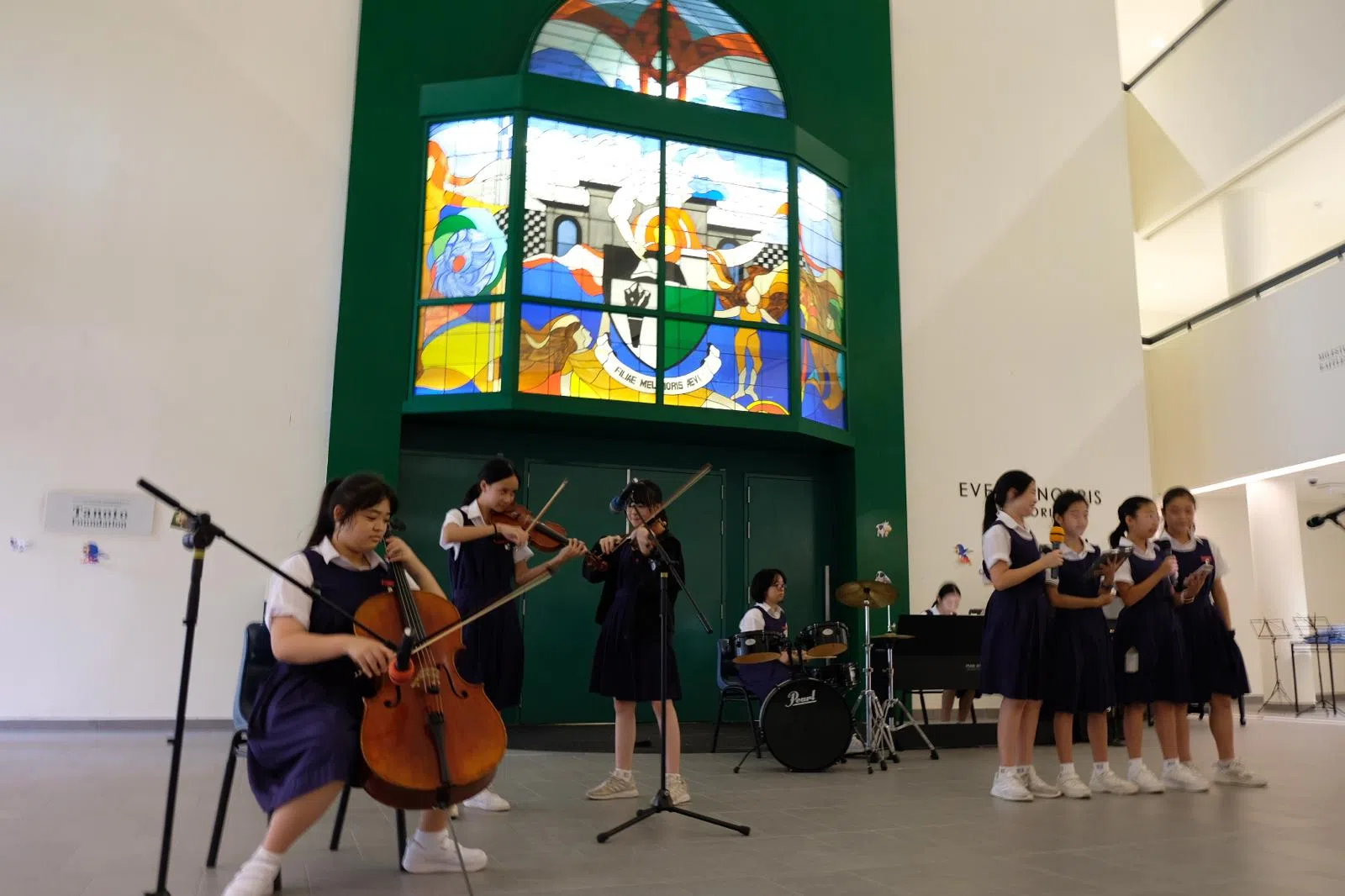 学生带来精彩的歌唱及演奏。（莱佛士女中摄影社提供）