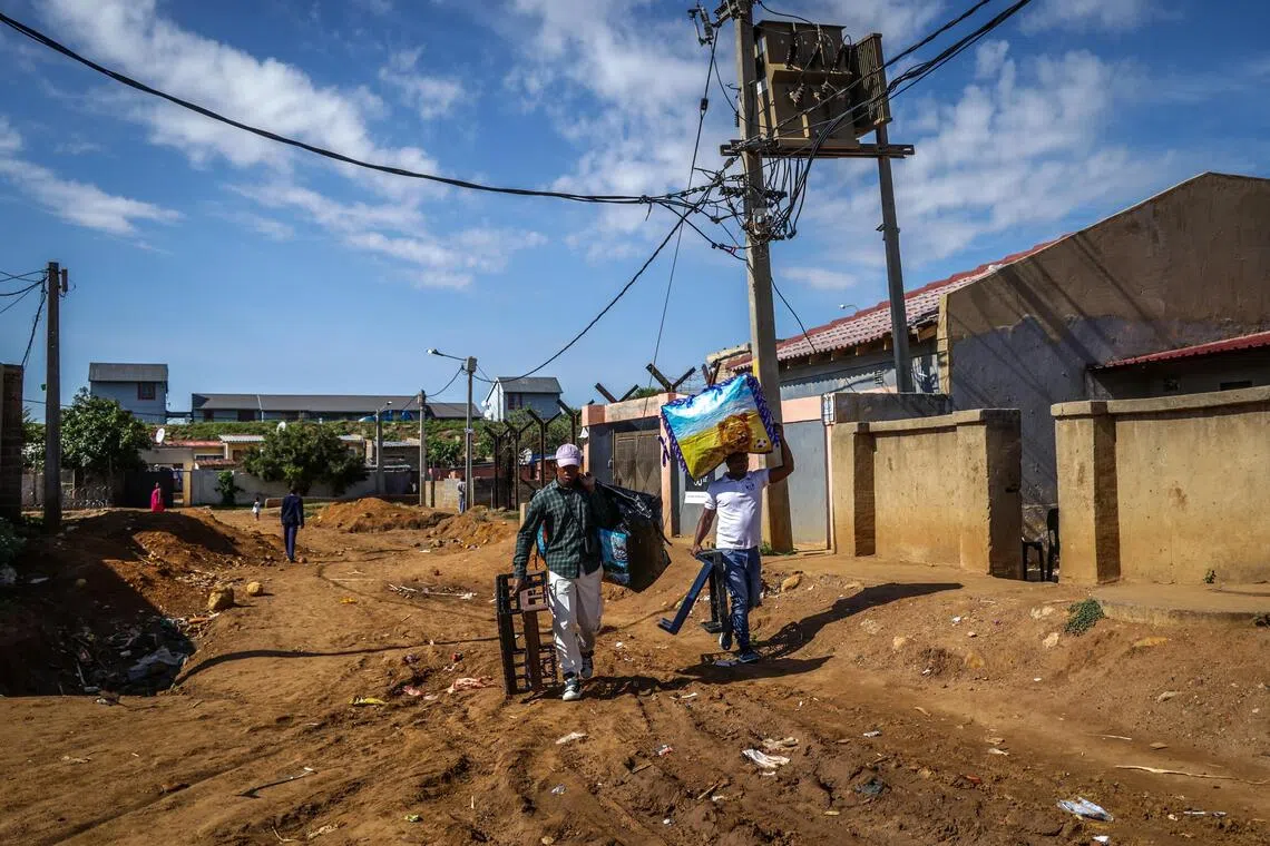 生活在这片土地的人们，肩负着希望与重担，每一步都在尘土中留下坚韧印记。     （叶振忠摄）