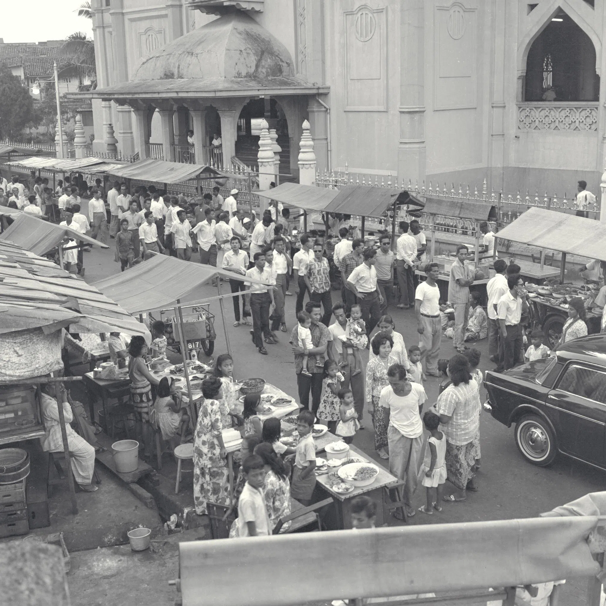 1965年，街边小贩遍布在巴梭拉街（Bussorah Street）。（档案照片）