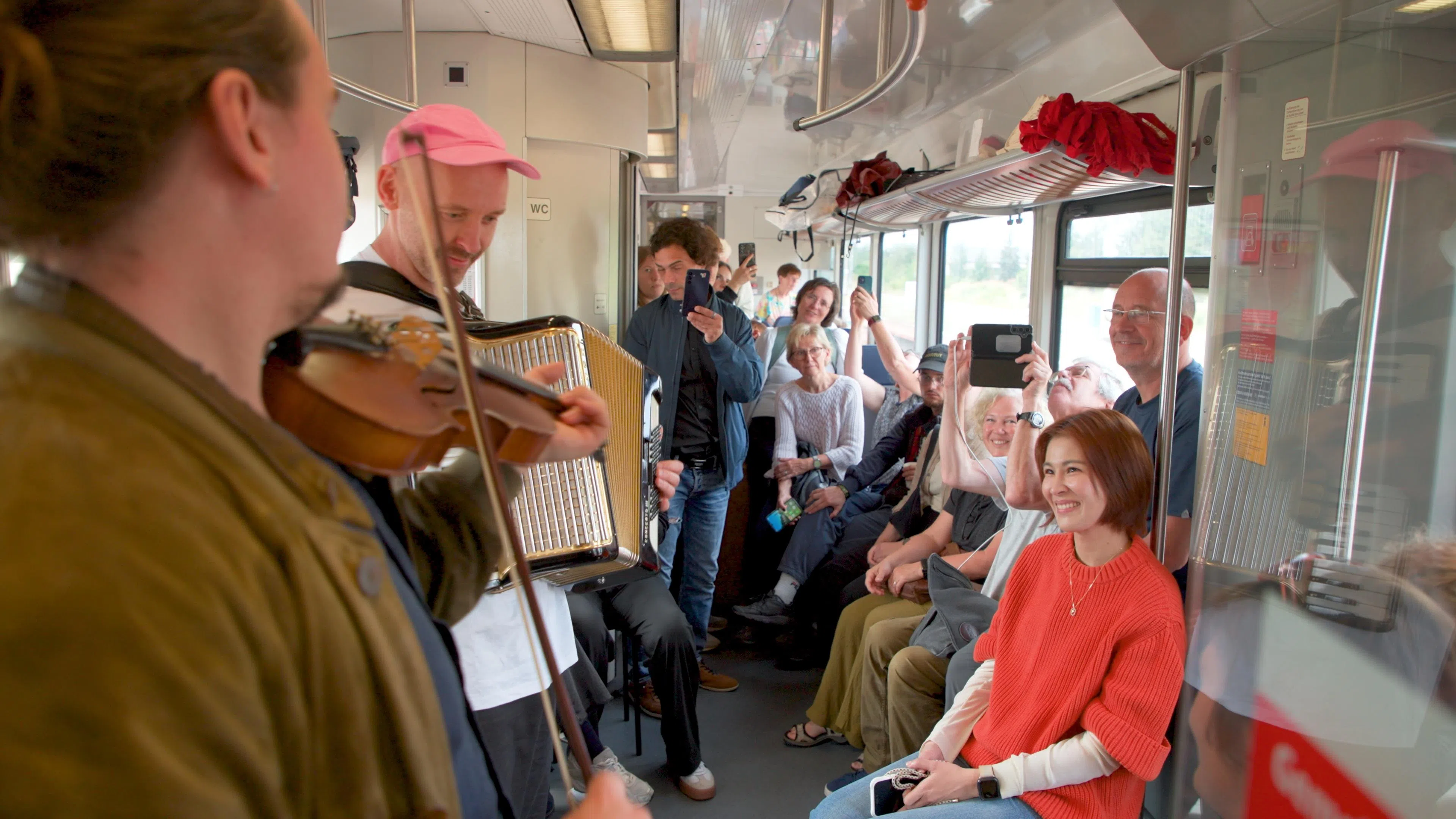 曾沛慈（右一）难忘拍摄《列车人生》时遇见的每一个受访者。（堂堂映画、新传媒提供）