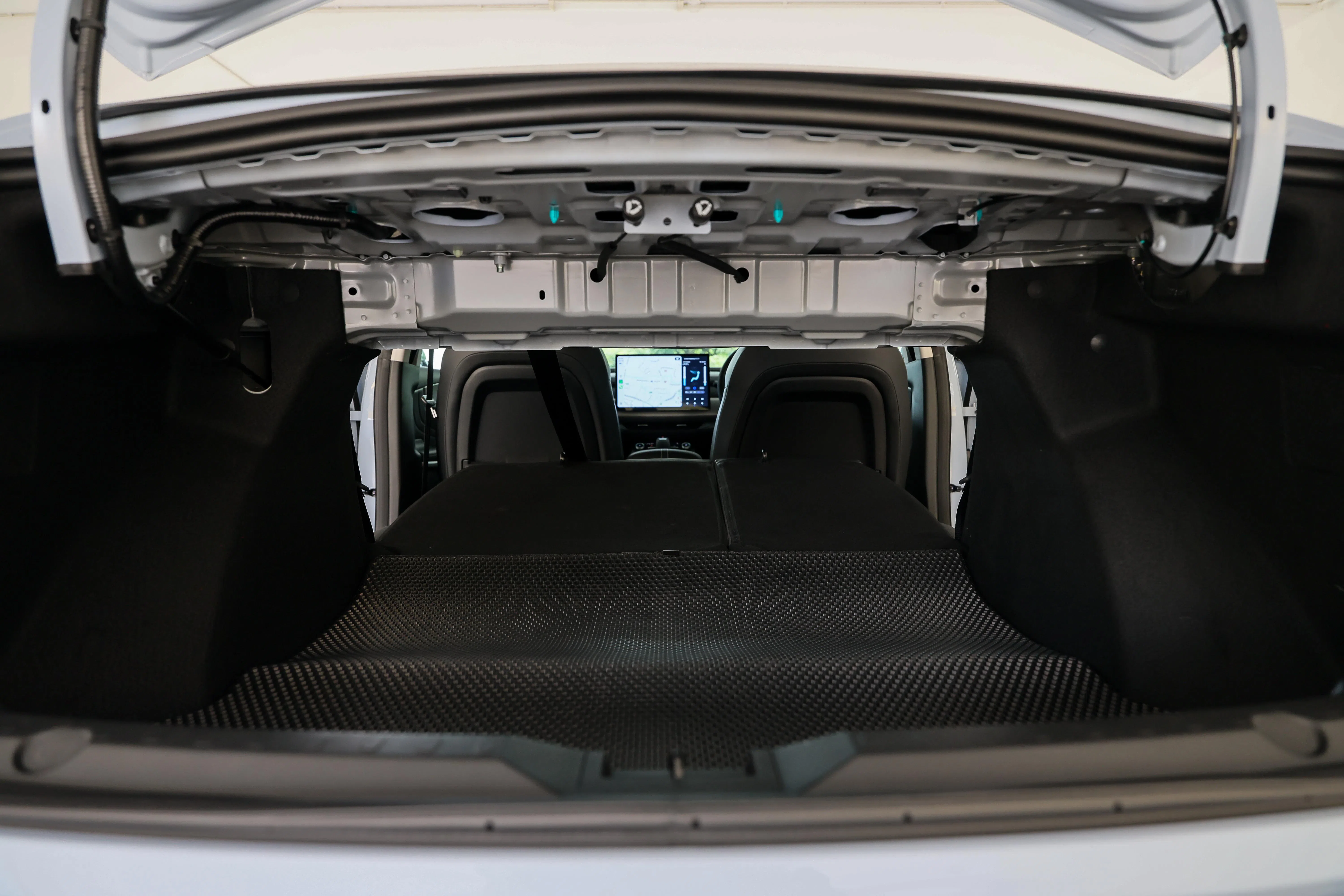 行李厢空间拥有410公升容量，后座椅背可以折下，增加载物空间。（龙国雄摄）