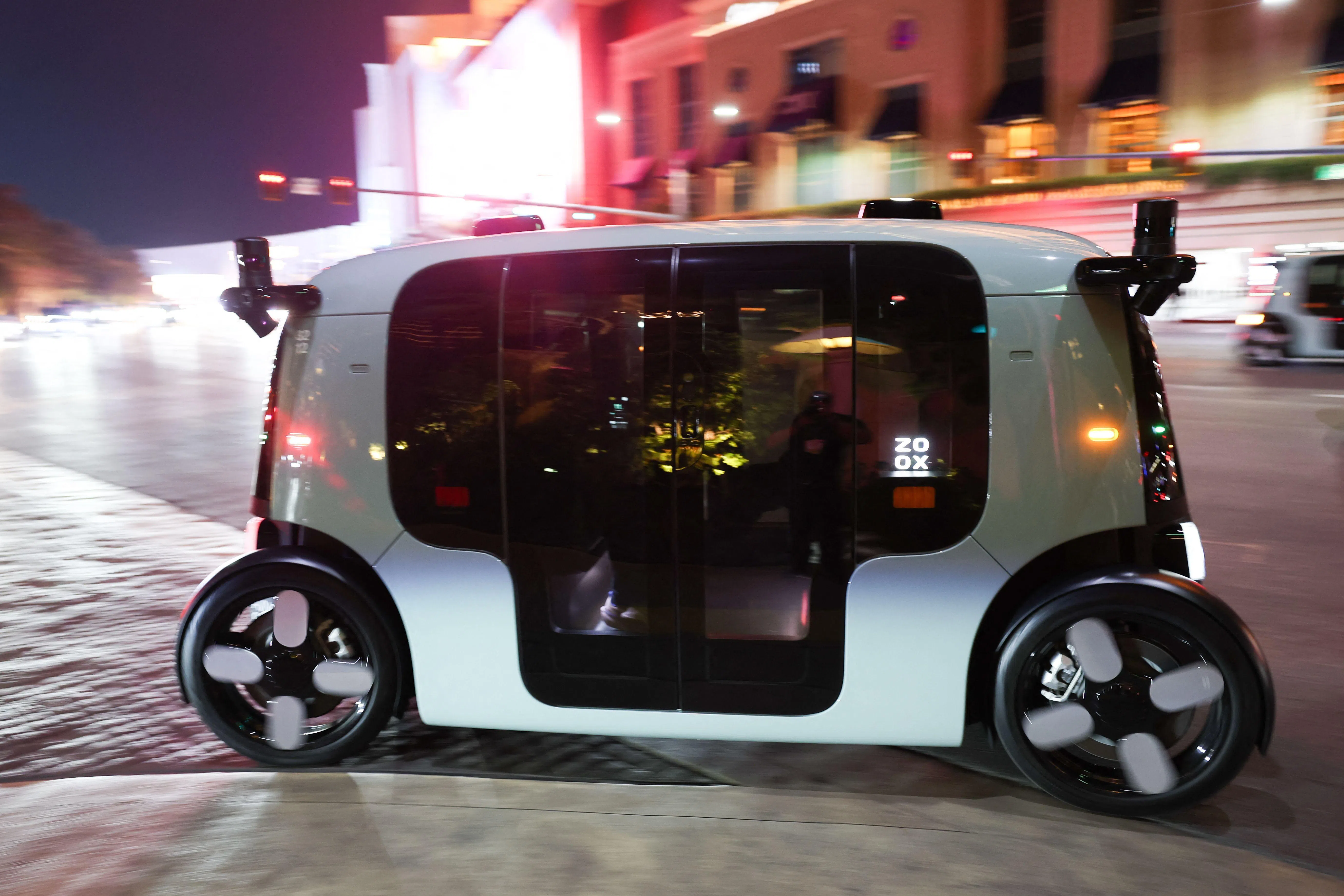 Zoox是在2020年被亚马逊以超过10亿美元收购。图为Zoox自主研发的无人驾驶出租车。（法新社）