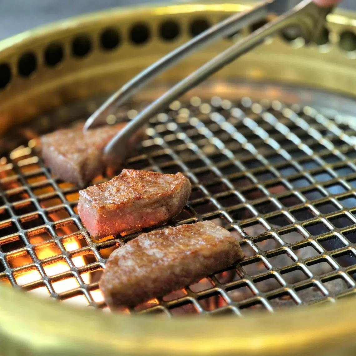 虽是快捷午餐，服务员会在食客面前一片片烧烤和牛。（陈爱薇摄）