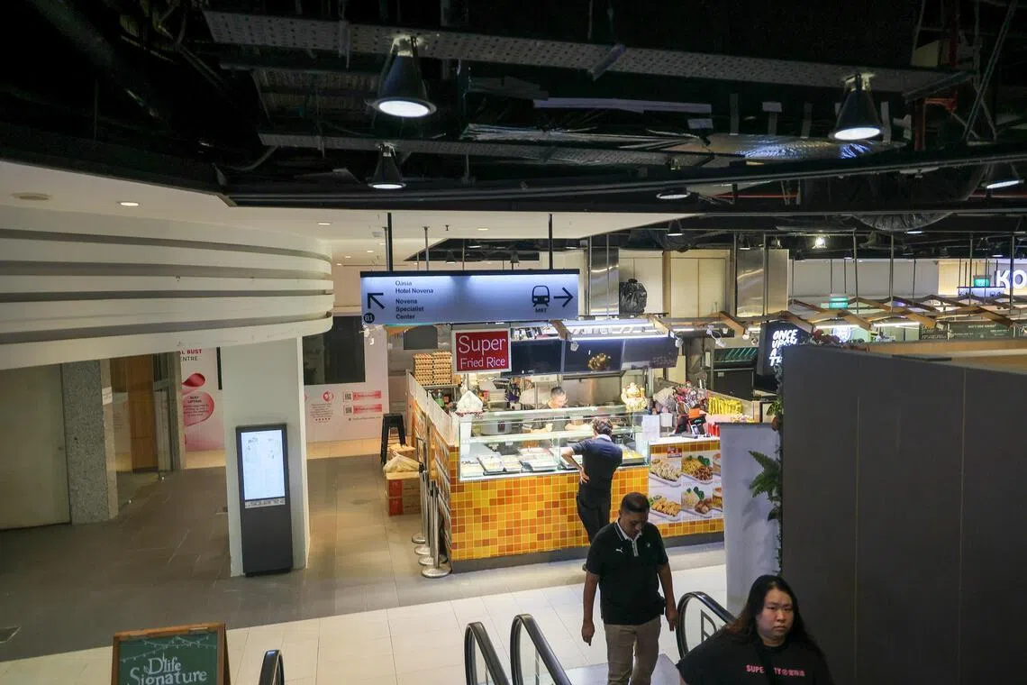 距离手扶梯口约两米远的超级炒饭（Super Fried Rice）店员张辉，事发后也帮忙扫除散落在过道的天花板碎片。（张俊杰摄）