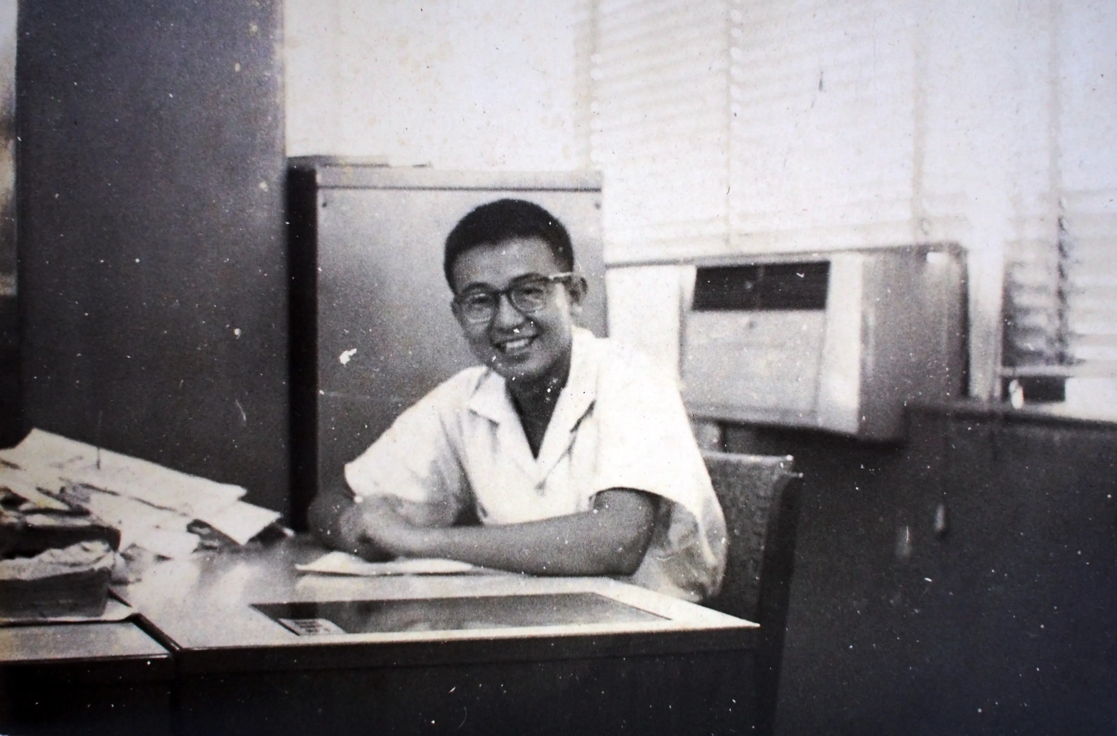 1958年，黄锦西高中毕业，19岁那年进入《南洋商报》当记者。（档案照片）