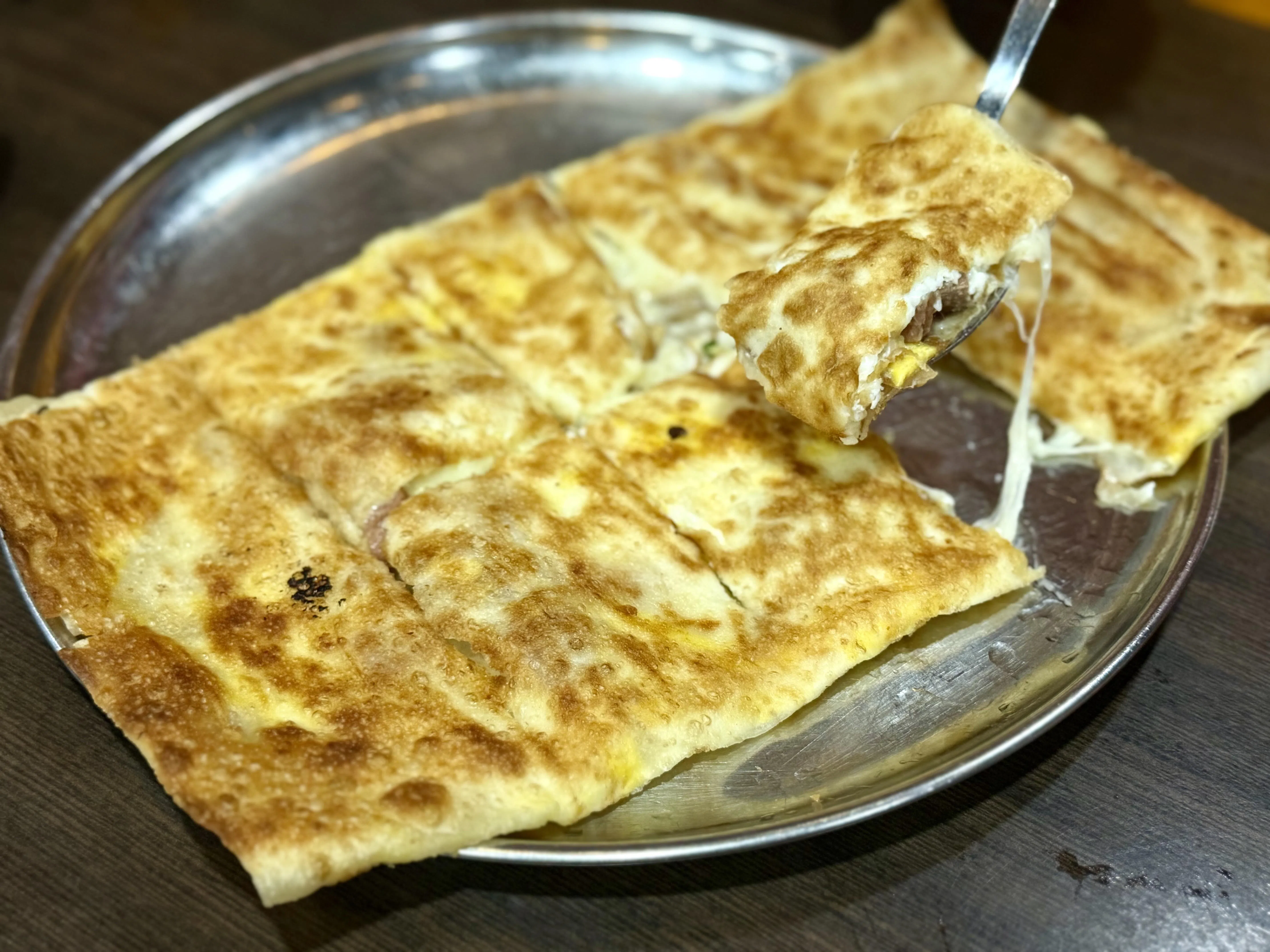 “Umami 50”层次丰富，馅料有午餐肉、芝士、鸡蛋、鸡肉松和美乃滋。（叶晓虹摄）