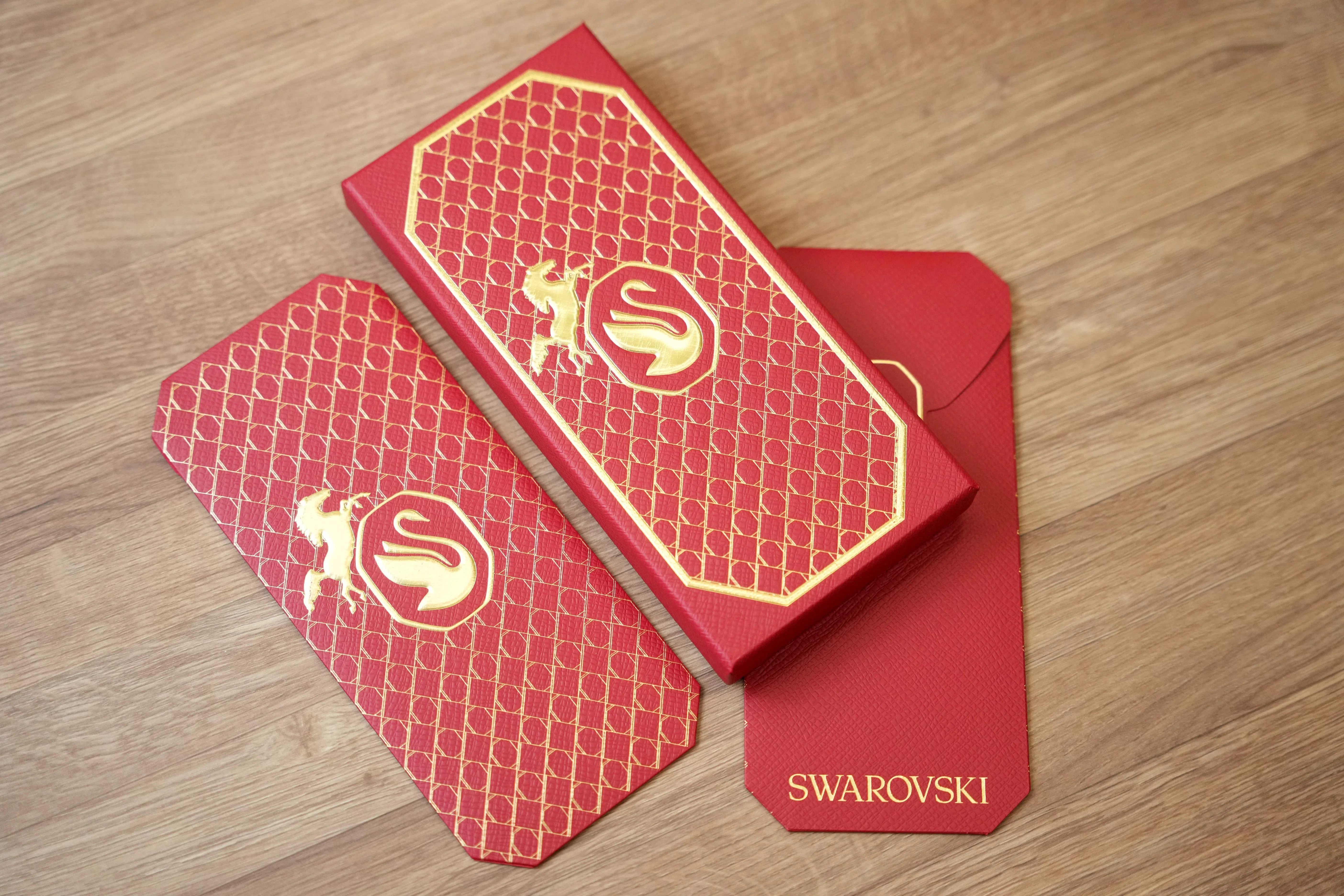 金马攀上品牌标志里的天鹅，施华洛世奇红包气派万千。（谢智扬摄）