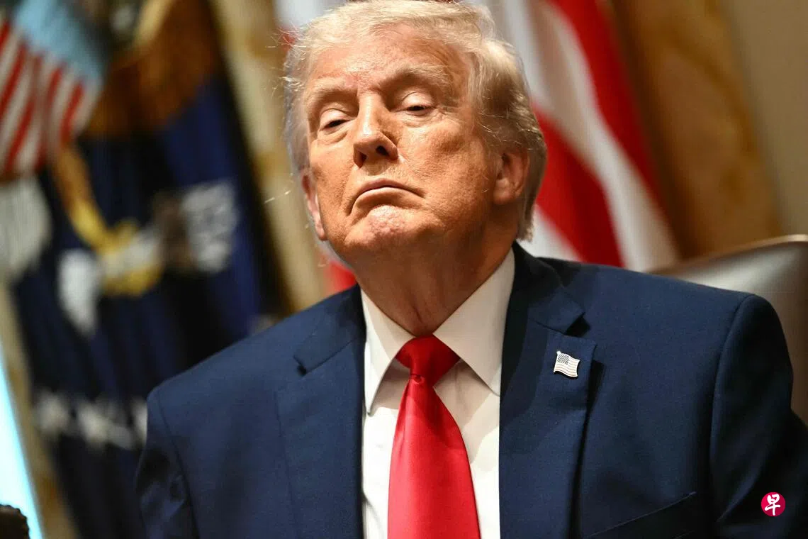 美国总统特朗普周三在白宫内阁会议上宣称，他根本不在乎中期选举，伊朗领导层以为他会为了避免长期对峙而软化立场是大错特错。 （法新社）