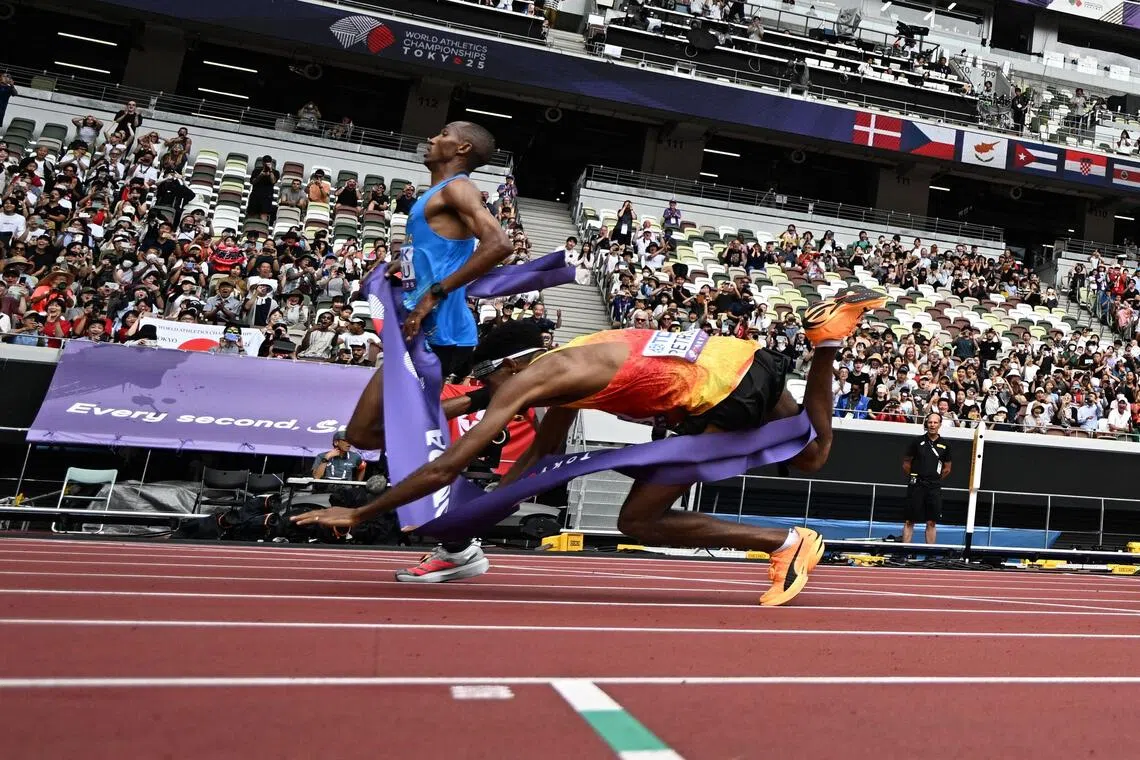 辛布（蓝衣）以毫厘之差战胜佩特罗斯。（法新社）