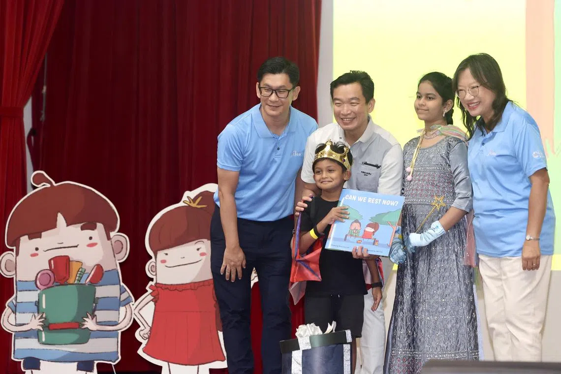 律政部兼社会及家庭发展部高级政务次长蔡瑞隆（白衣）受邀出席奇幻故事嘉年华，与天友社区服务中心的现任负责人符芳凤（右一）及即将上任的姚伟雄（左一），一起为第四本系列童书《我们可以休息了吗？》举行推介仪式。（陈斌勤摄）