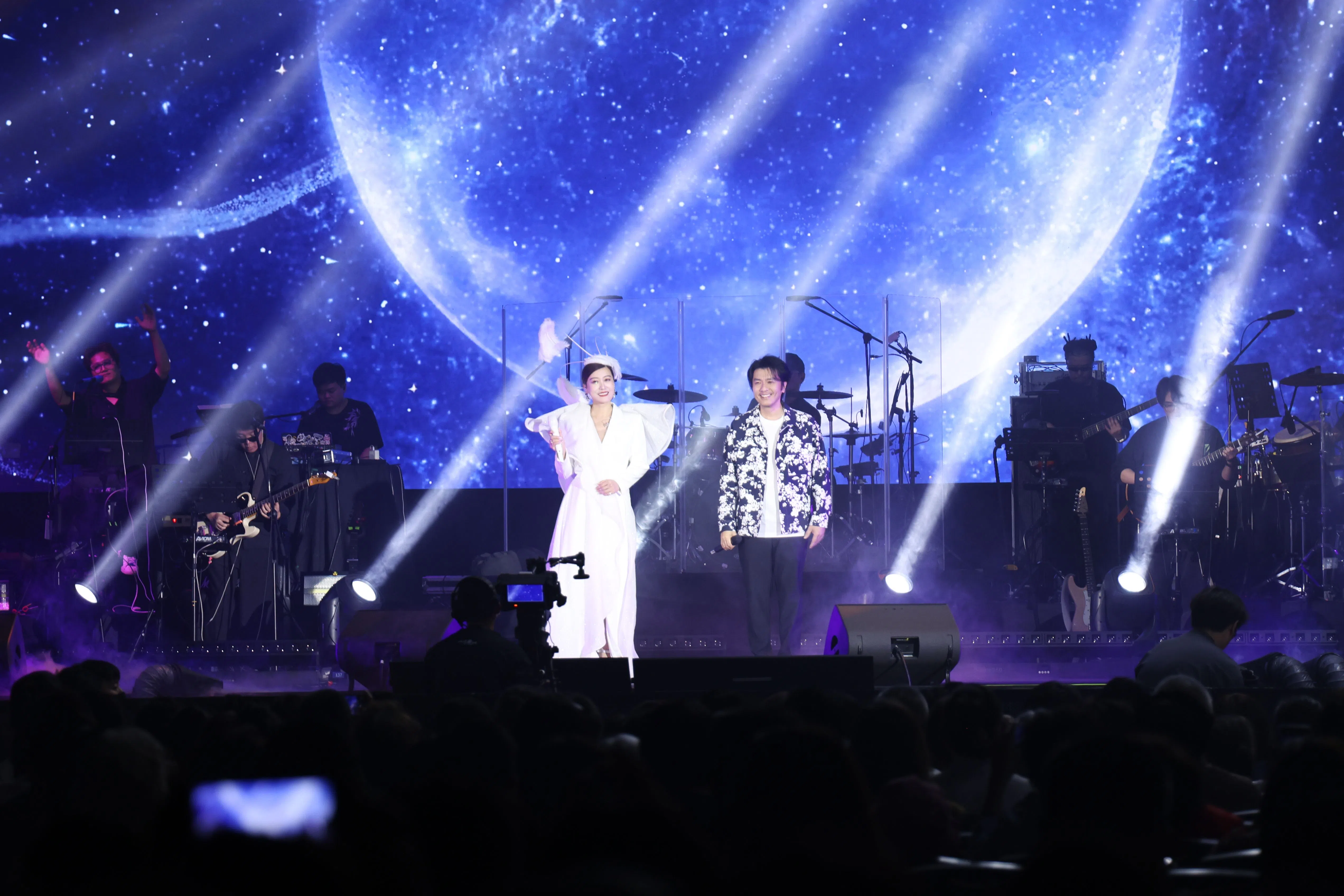 谭晶（左）与阿杜的合唱，编曲与歌词衔接同具巧思。（海蝶音乐提供）