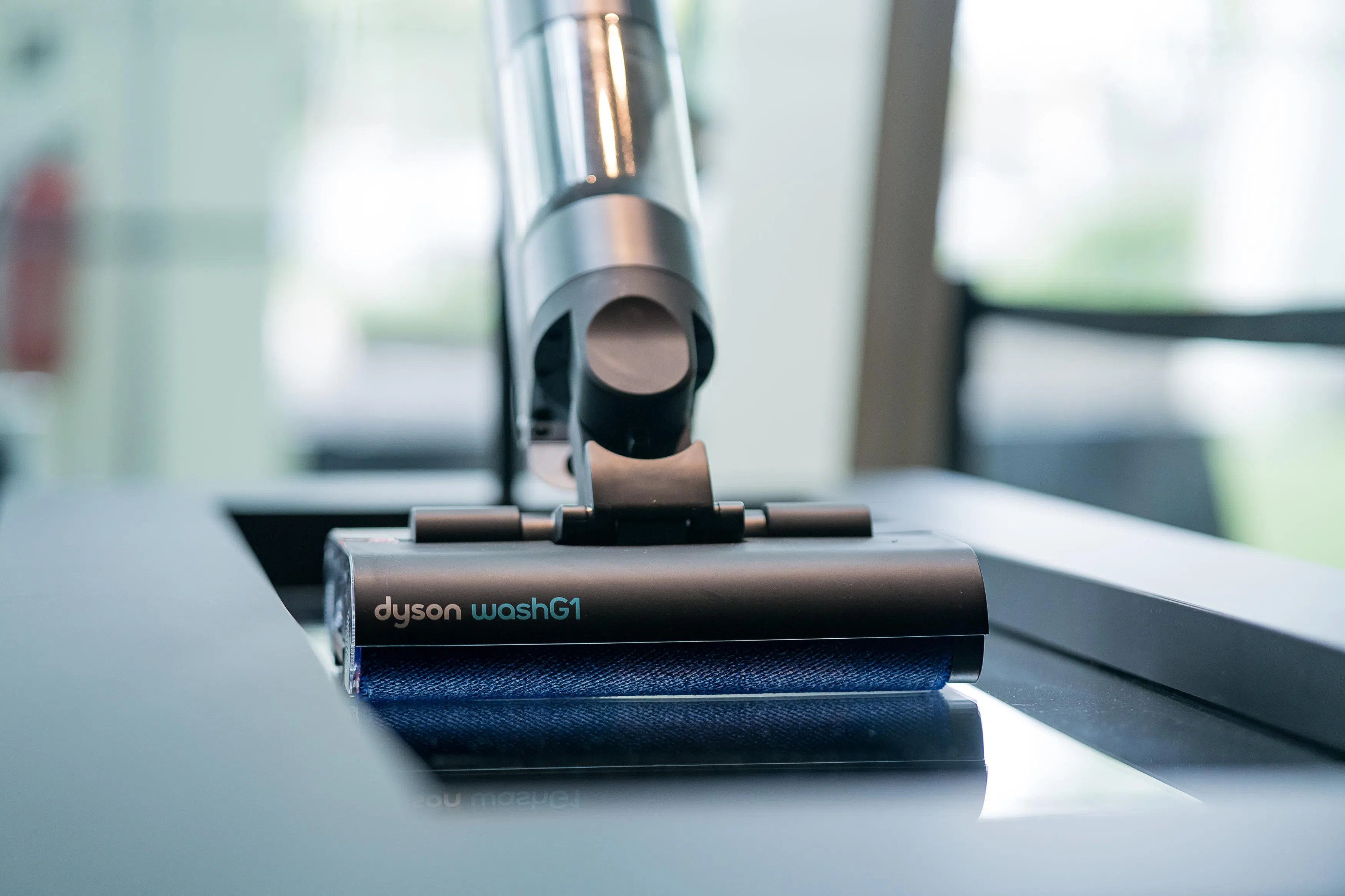 WashG1有两个滚轮，可同时进行水清扫和去除异物的洗地功能。（商家提供）