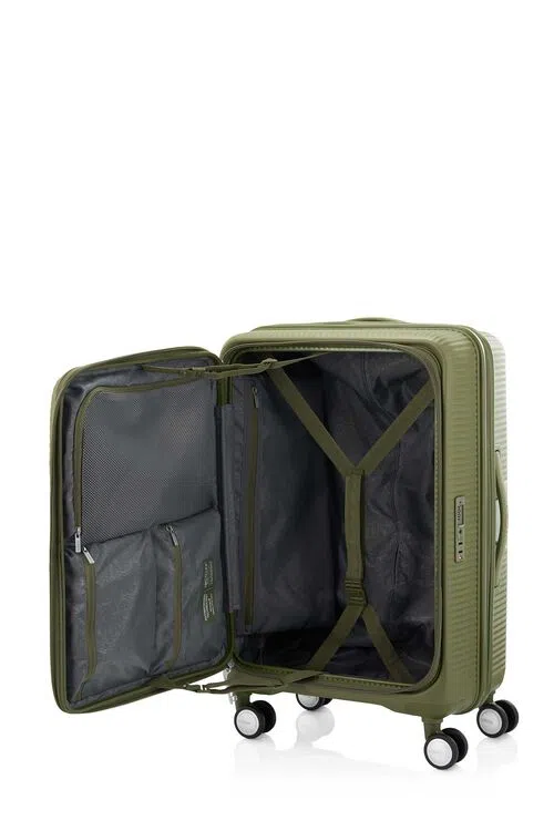 American Tourister前方“开盖”的设计比对半折收的行李箱更省位，要在大庭广众打开行李箱时也不会有“赤裸感”。（American Tourister提供）