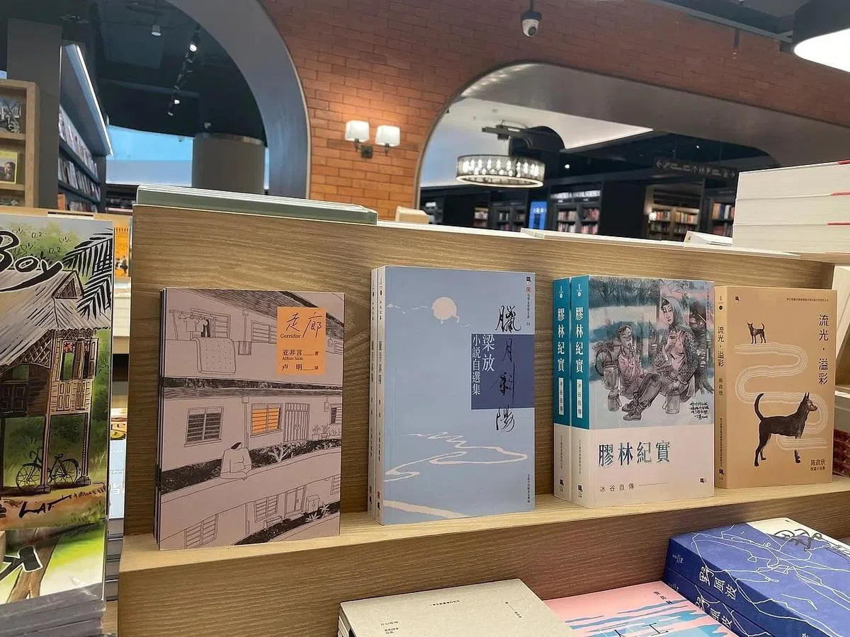 城市书房出版本地小说剧作家亚非言（Alfian Sa'at）的中译本小说《走廊》 是目前唯一跻身吉隆坡诚品马华选书桌上的本地作品。（林方伟摄）