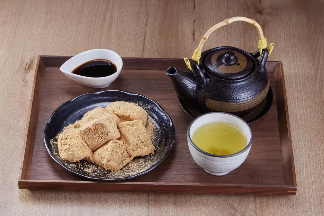 Tororitenshi no Warabi-Mochi的原味块状蕨饼搭自制黑糖酱。（餐馆提供）