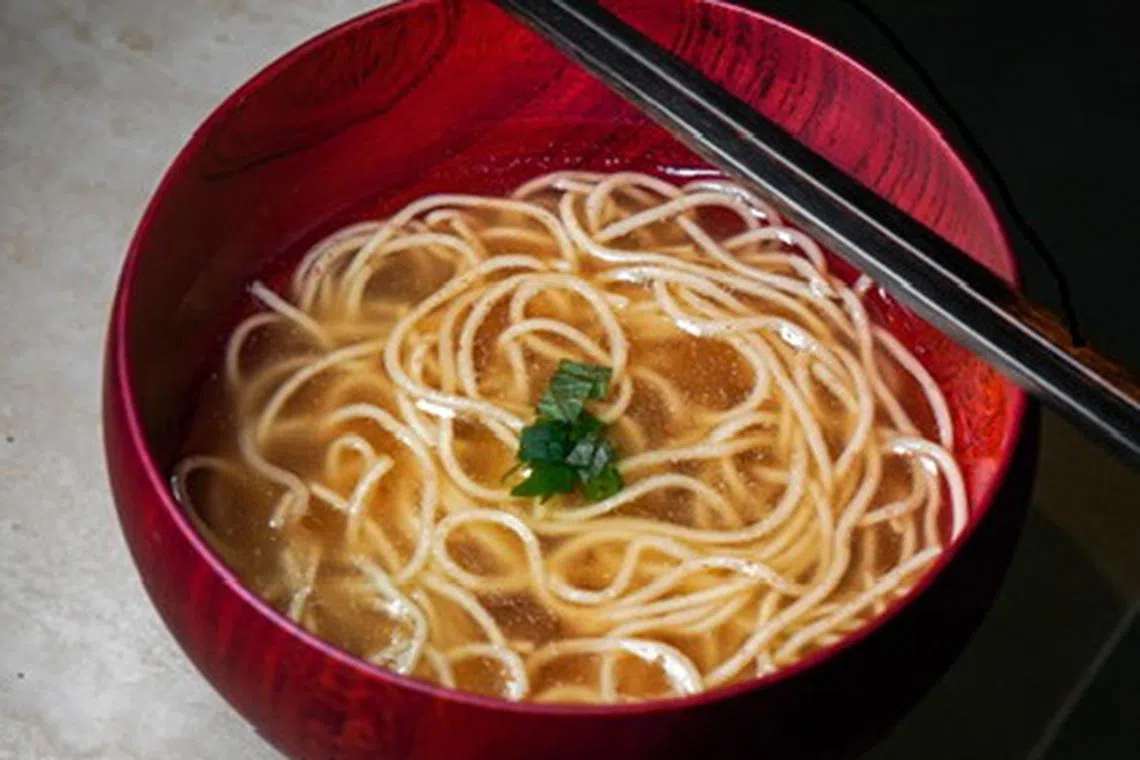 鸭肉汤以鸡肉和鸭肉熬制七八个小时，搭配全麦面条，一抹紫苏叶提味，咸香可口。（餐馆提供）