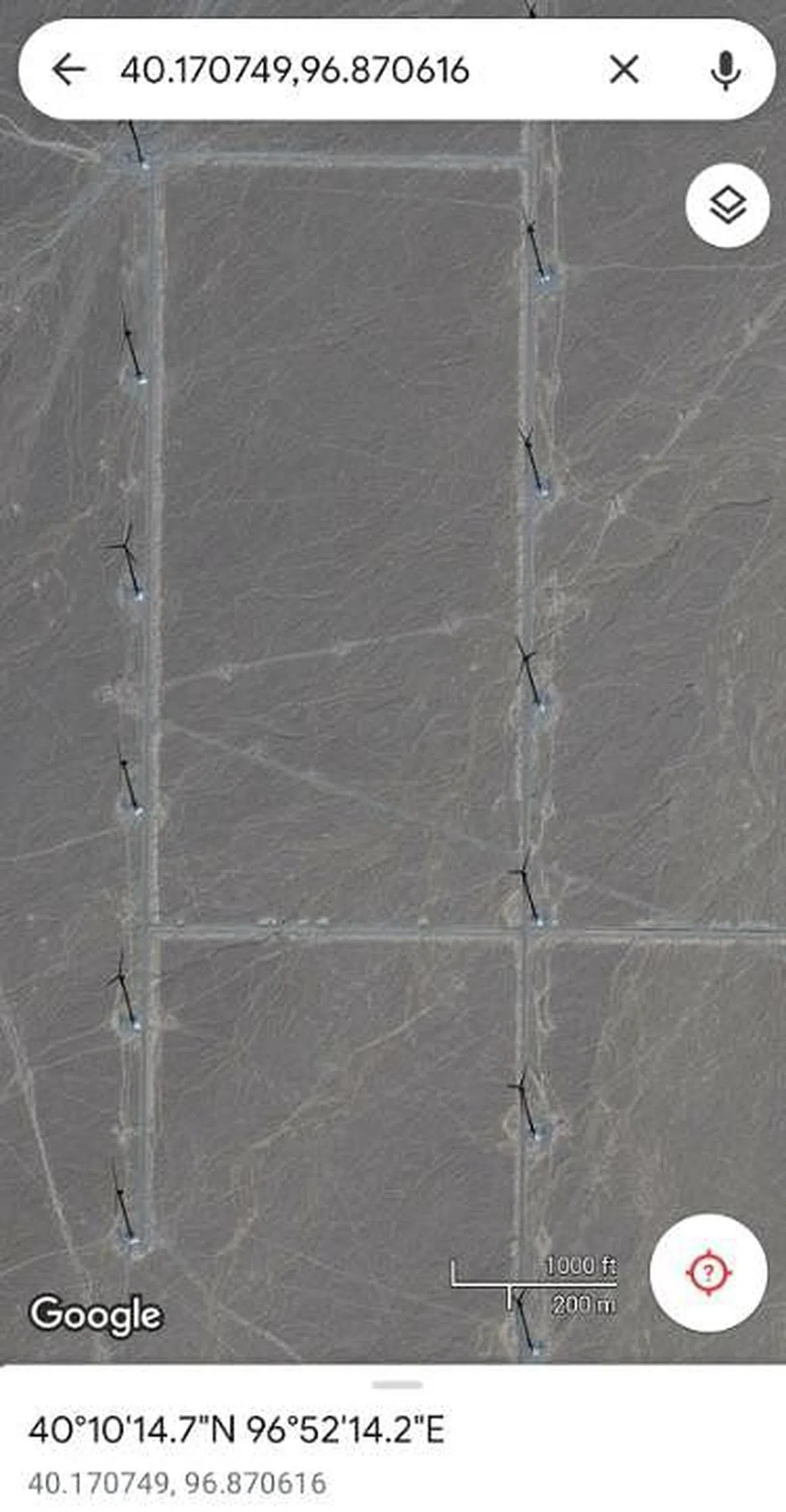 《参考消息》的文章指出，有人在地图软件上放大相关地点的卫星图片后发现，那里竖立着一排排风力发电机，地上的阴影清晰显示出叶片轮廓。（互联网）