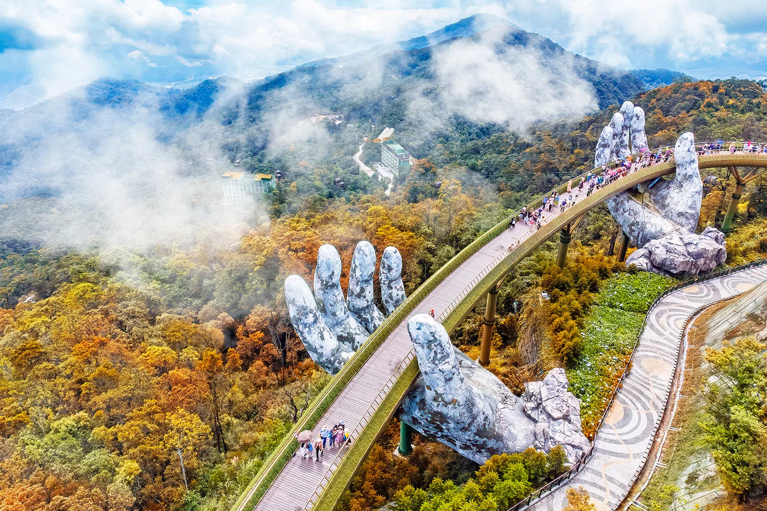岘港金桥让你仿佛在云端漫步，每一步都是风景。（Getty Images）