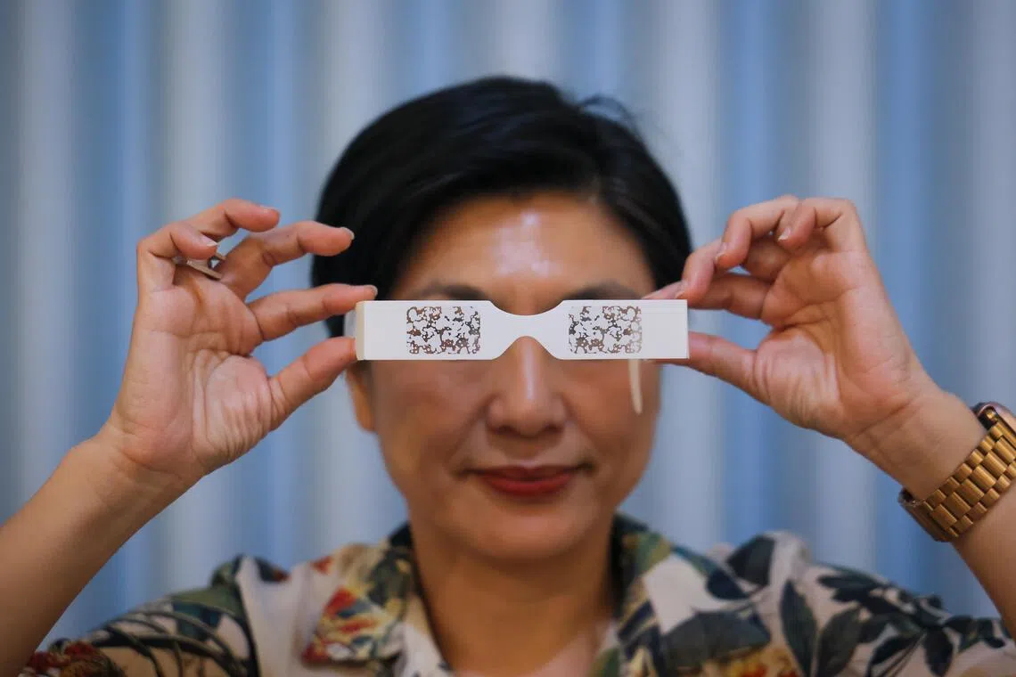 爱卫视将借助各种模拟视力受损的特制“眼镜”，让公众感受白内障、糖尿病视网膜病变患者所看到的世界。（张俊杰摄）