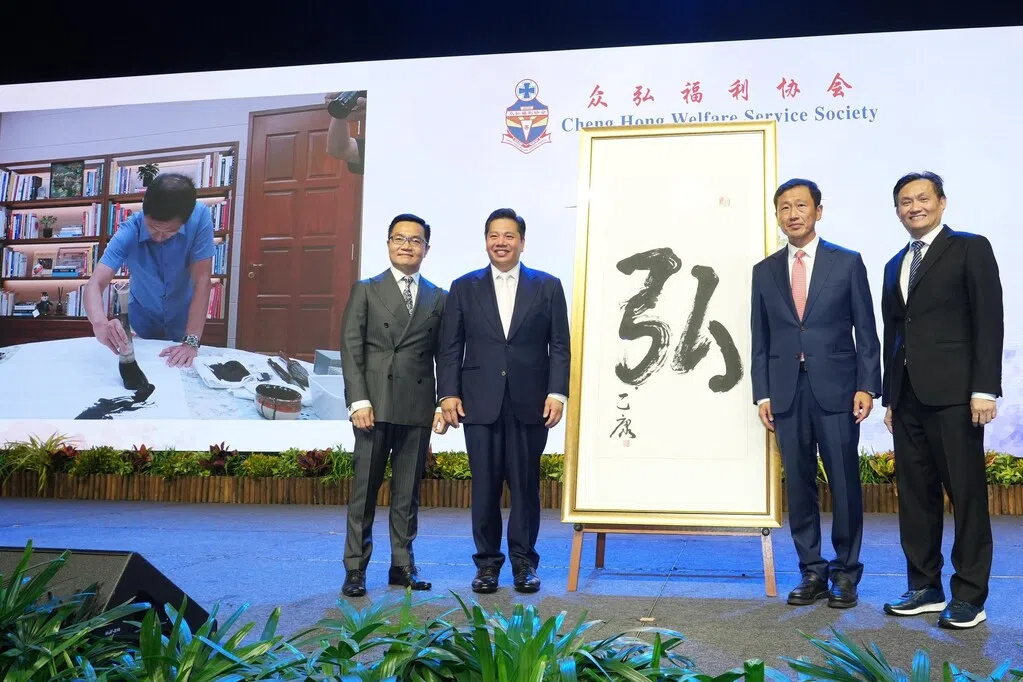 王乙康挥毫议员献唱 众弘年度慈善晚宴筹逾590万元
