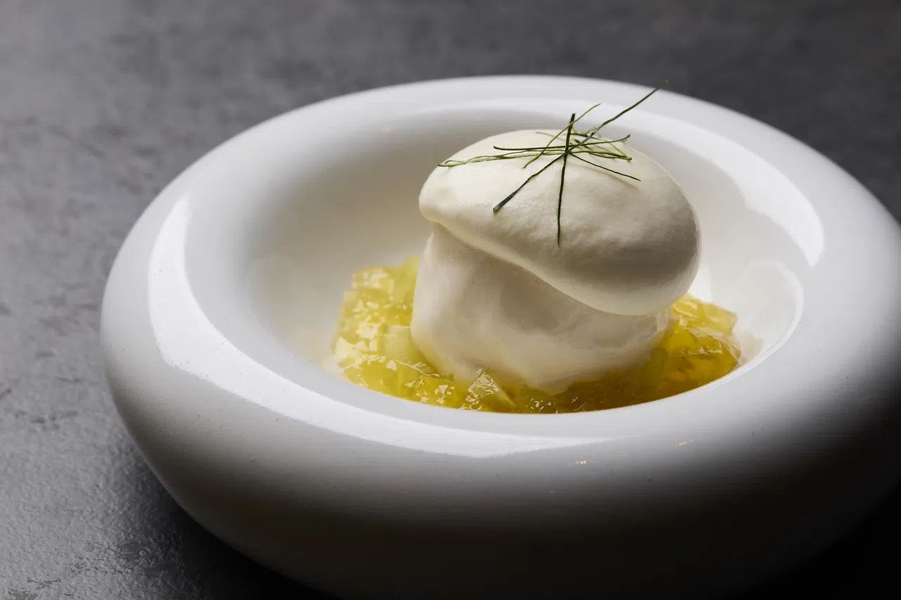 甜品既有红毛榴梿的香甜、酸柑的酸爽及香茅的清香贯穿其中。（餐馆提供）