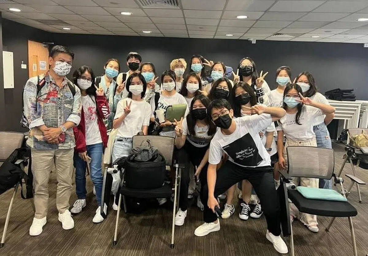 周崇庆与同学合照。（受访者提供）