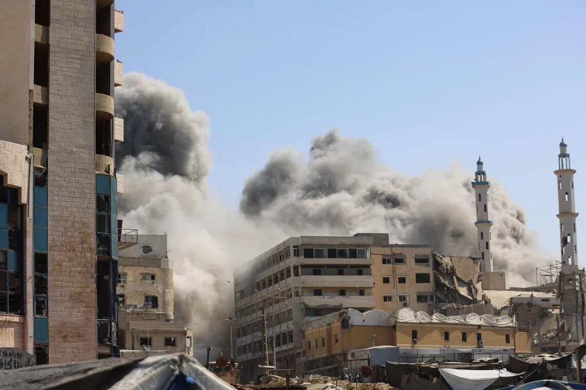 9月15日，以色列军方击毁加沙城的加法里塔，现场腾起滚滚浓烟。（法新社）