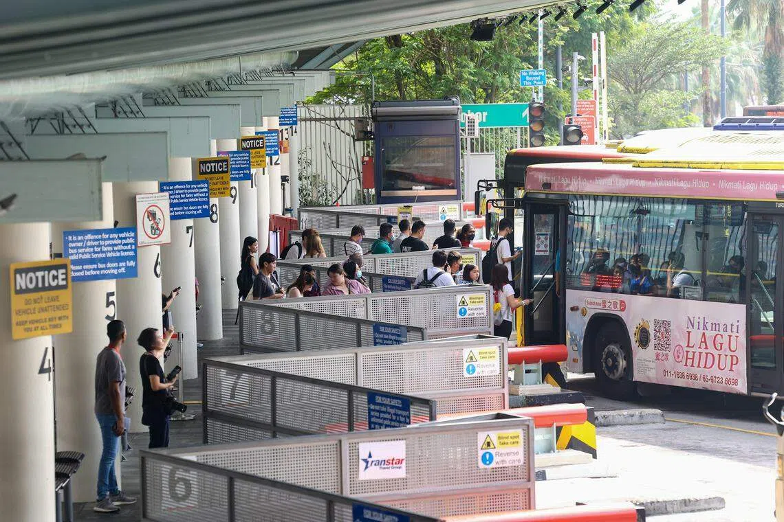 移民局与不同伙伴合作，缩短乘客等待巴士的时间。（陈渊庄摄）