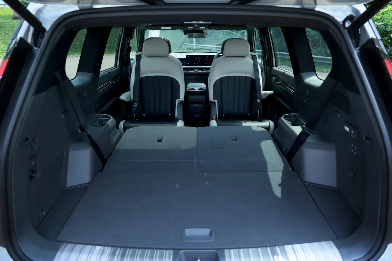 将第二和第三排座椅倾倒，能大大增加载物空间。（龙国雄摄）