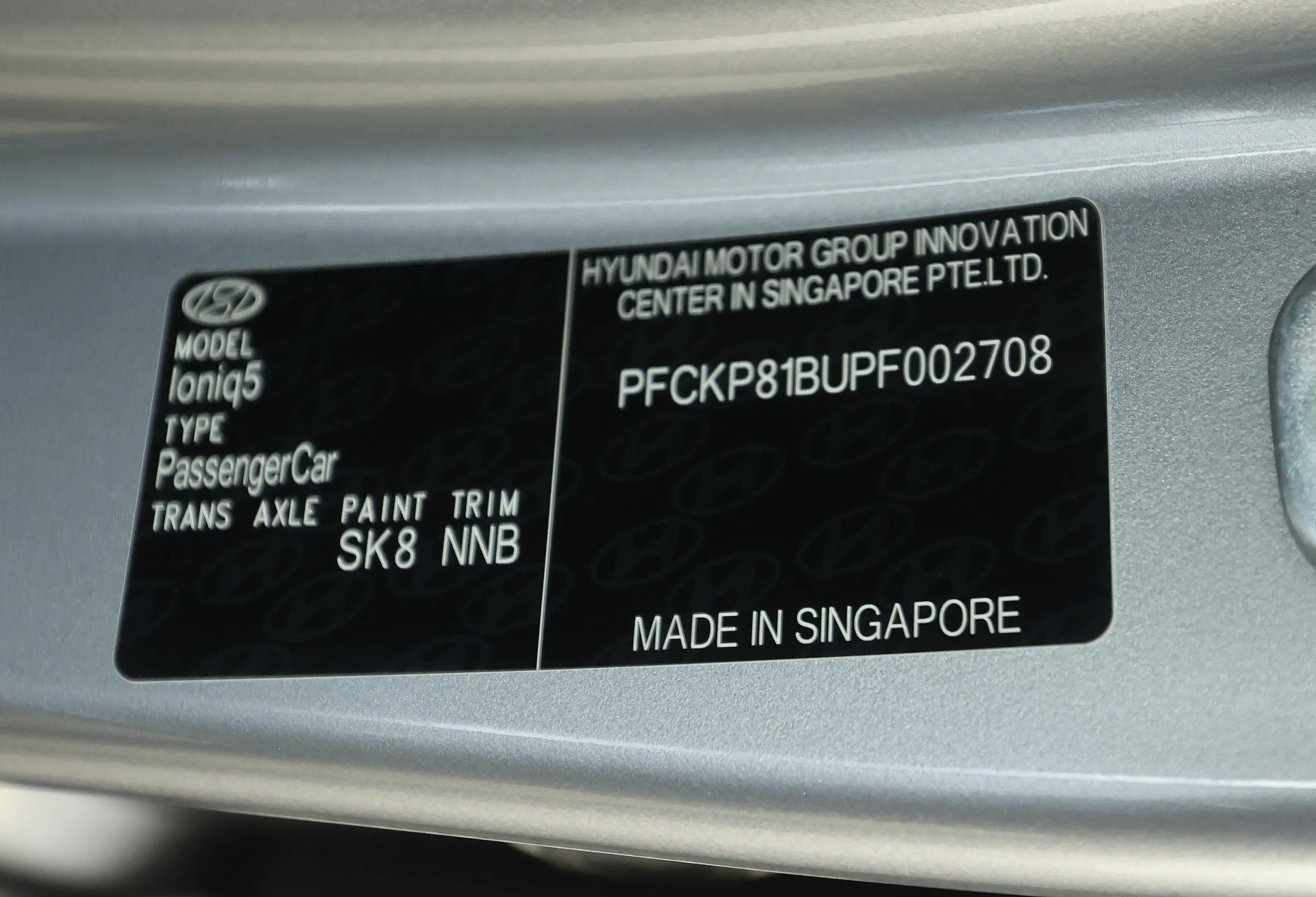 新加坡产的Ioniq 5在车门处有一小块牌子，上面写上“新加坡制造”。（邬福梁摄）