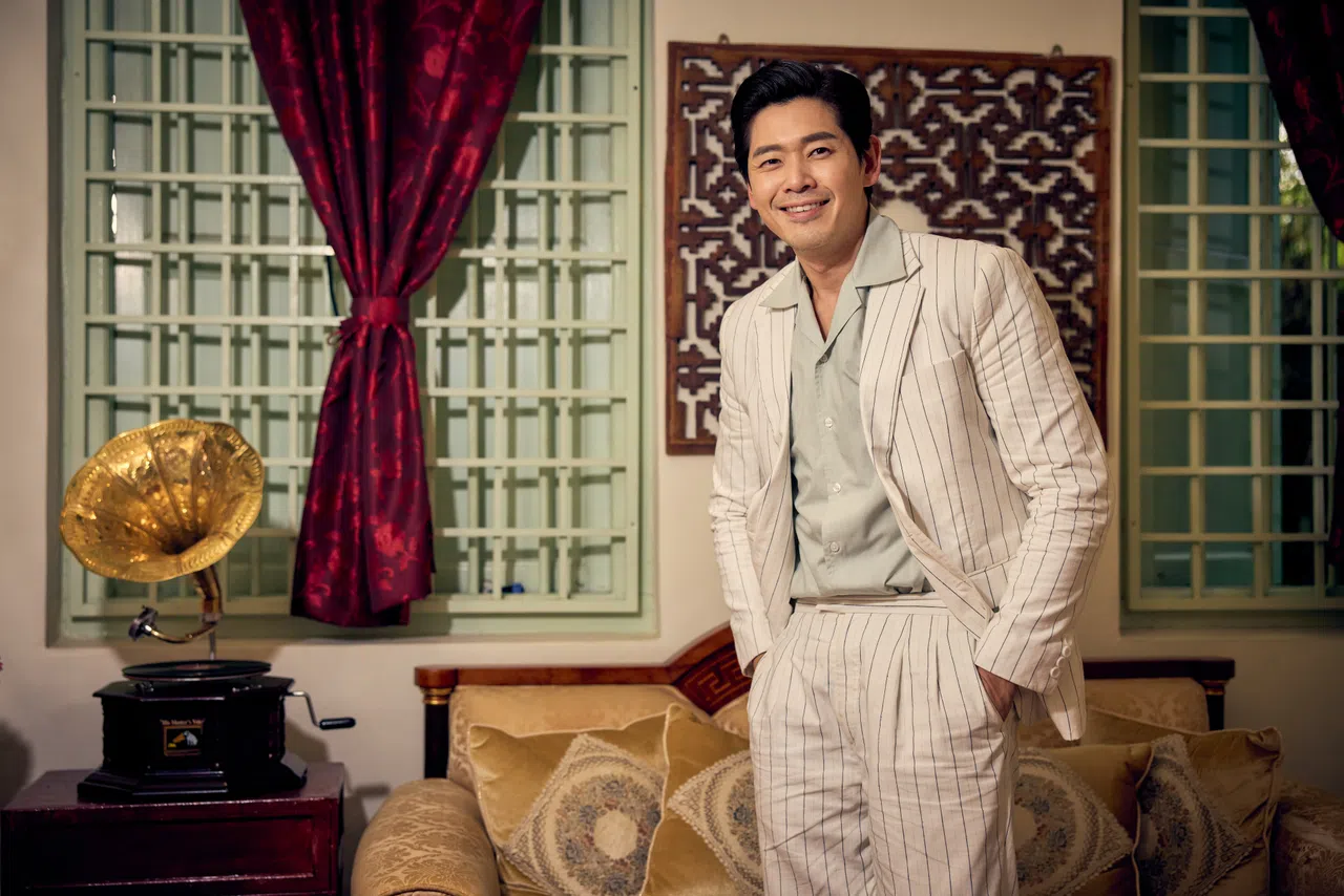 陈罗密欧认为在国外拍戏时大家酒店和片场两点一线，有种夏令营的感觉。（新传媒提供）