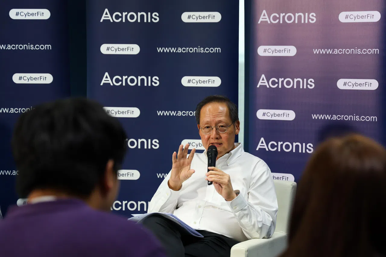 人力部长兼贸工部第二部长陈诗龙医生说：“我们将继续重点投资在本地员工身上，让国人可以在经济转型的同时，保持强劲竞争力。”（林明顺摄）