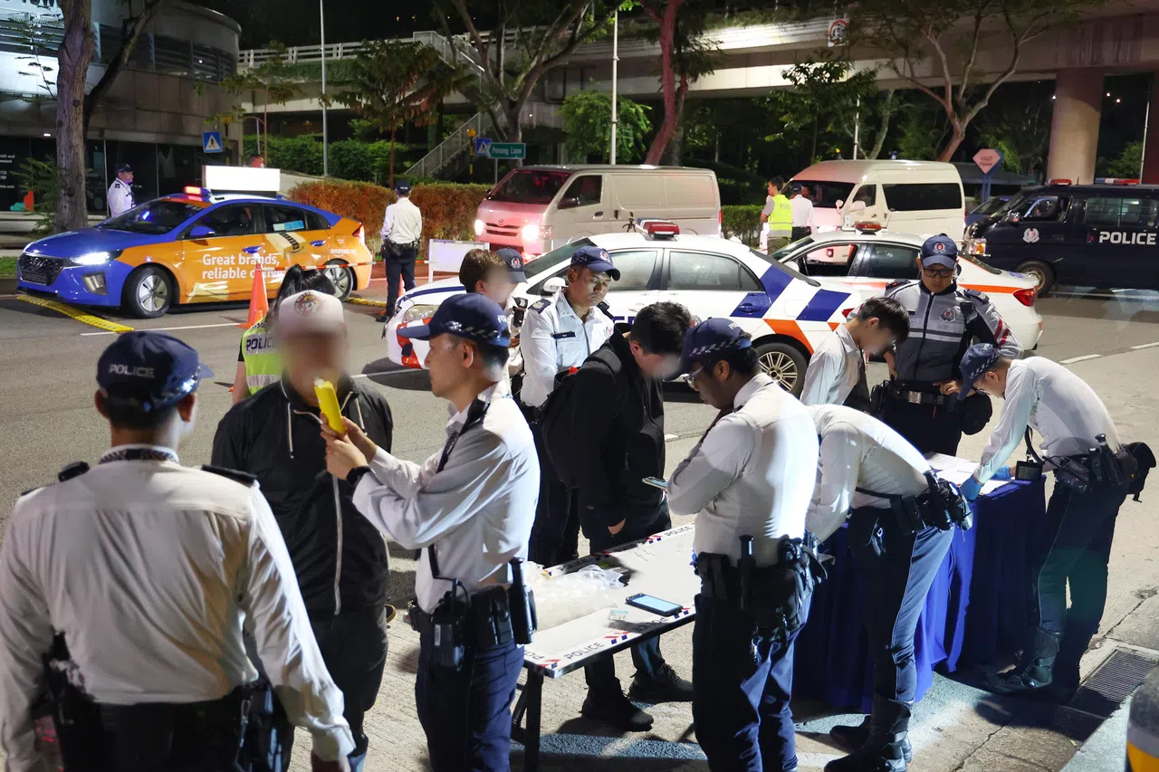 交警在克里门梭道的路旁设置“检测站”，为驾驶者进行酒测。（林明顺摄）