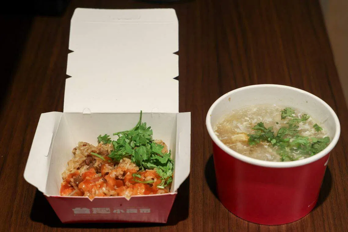 油饭配肉羹汤是台湾夜市常见组合，很古早味的配搭。（卓祾祎摄）