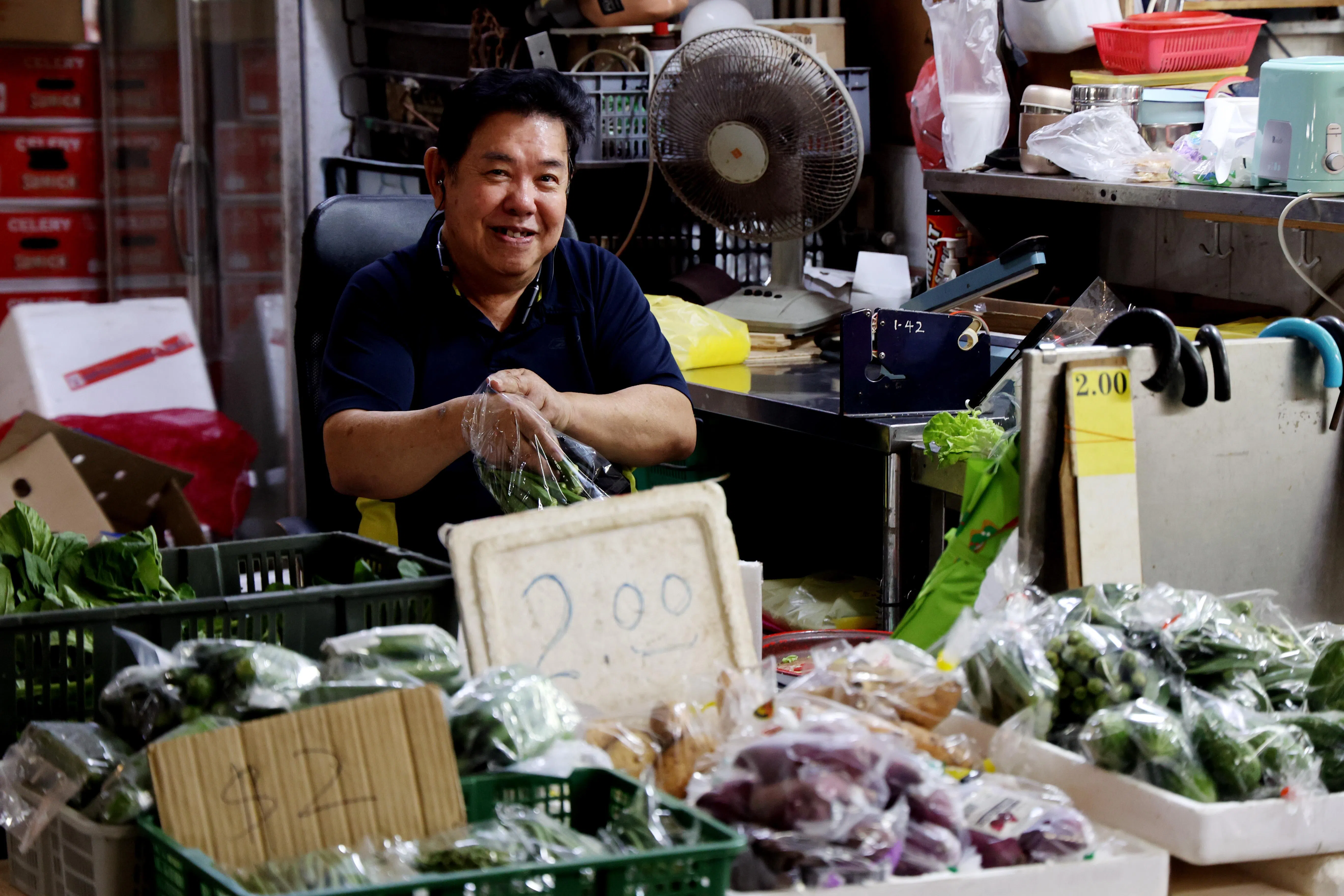 在牛车水开摊超过40年的简荣光指出，雨天来货的蔬菜特别容易腐烂，损耗率很高，价格自然会上涨。（邝启聪摄）